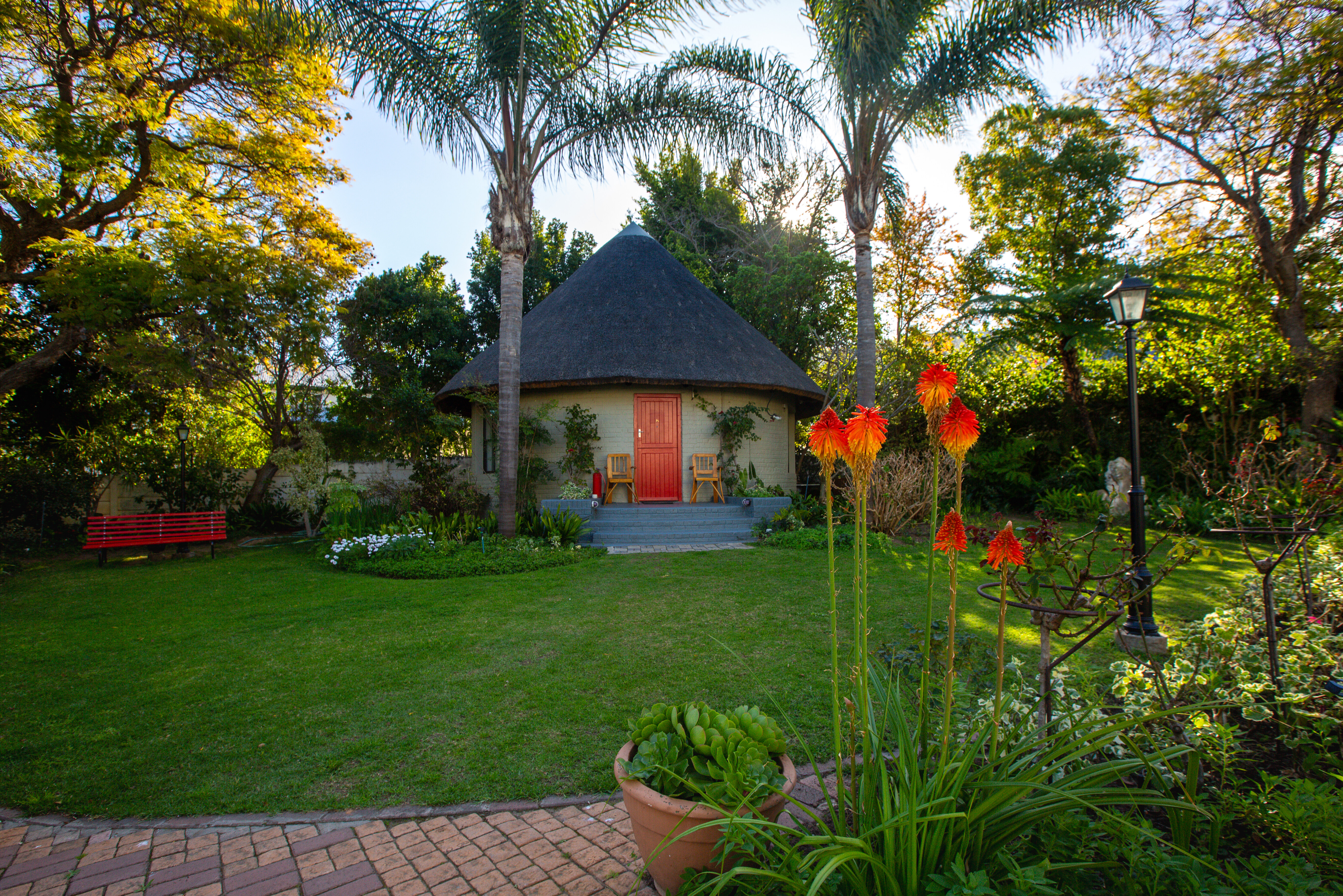 Tuin met African hut