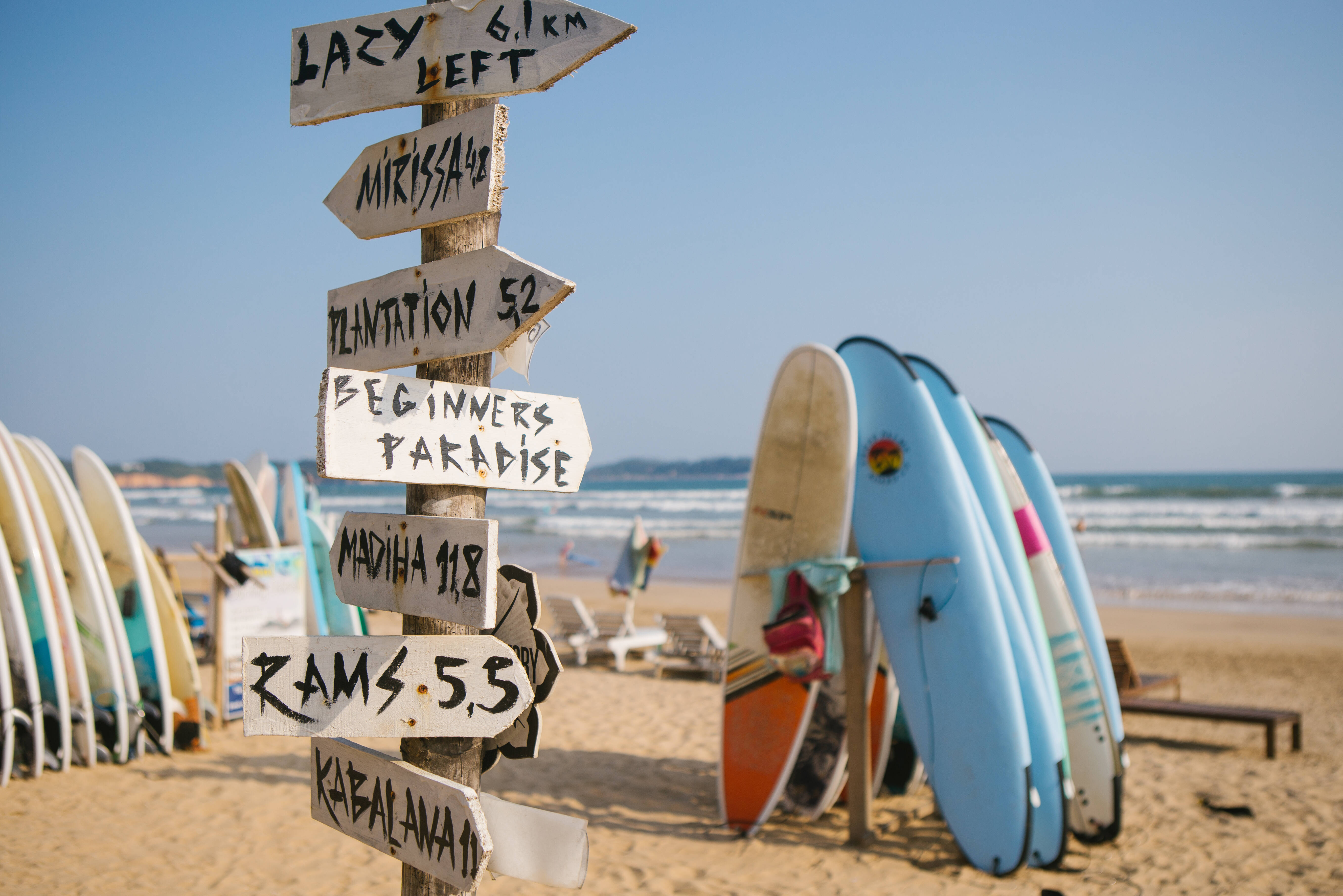 Surfboards op het strand in Sri Lanka