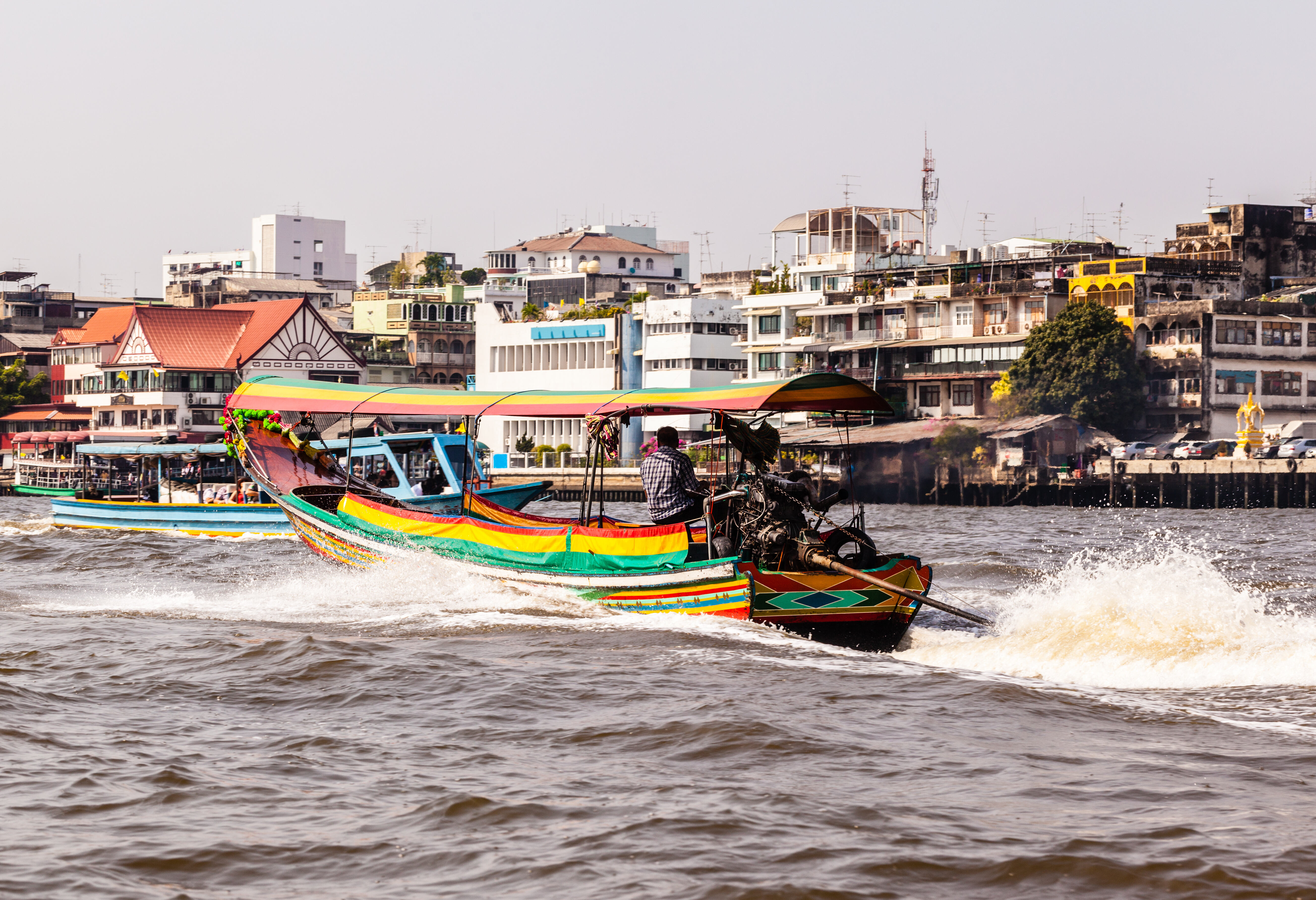 Razendsnelle James Bond longtailboot in Bangkok