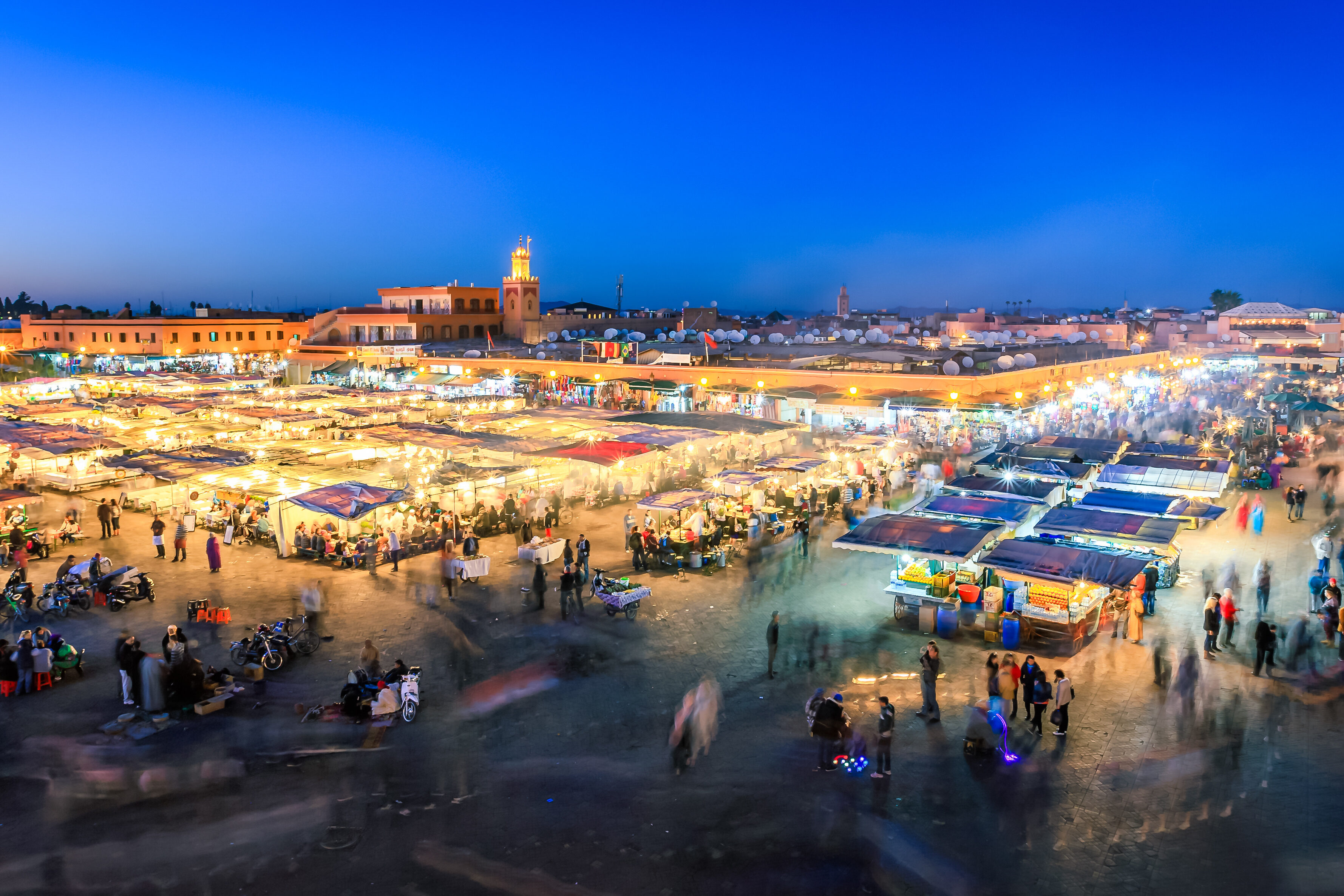 Djemaa-el-Fna plein bij avond in Marrakesh, Marokko