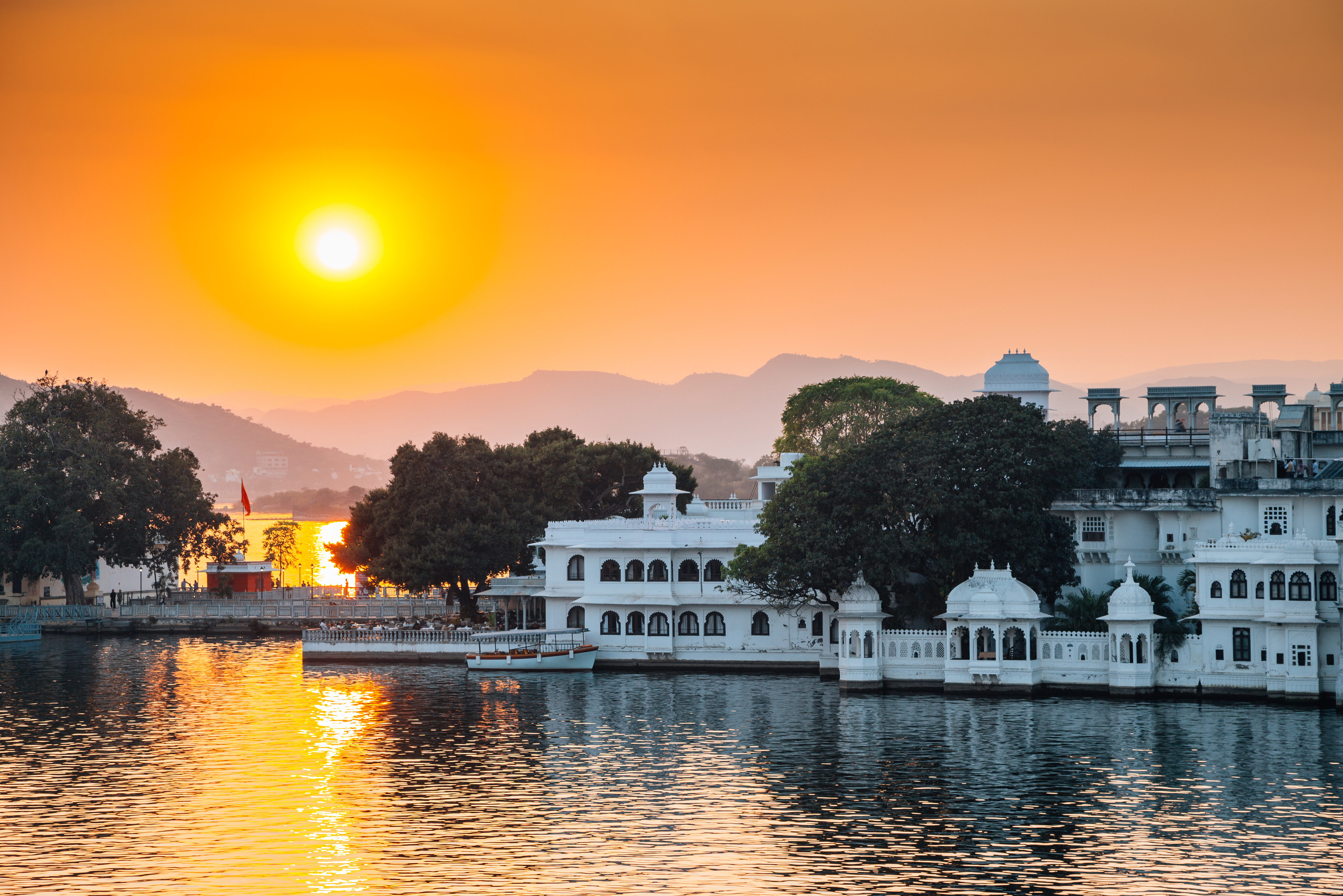 Pichola-meer Udaipur bij zonsondergang