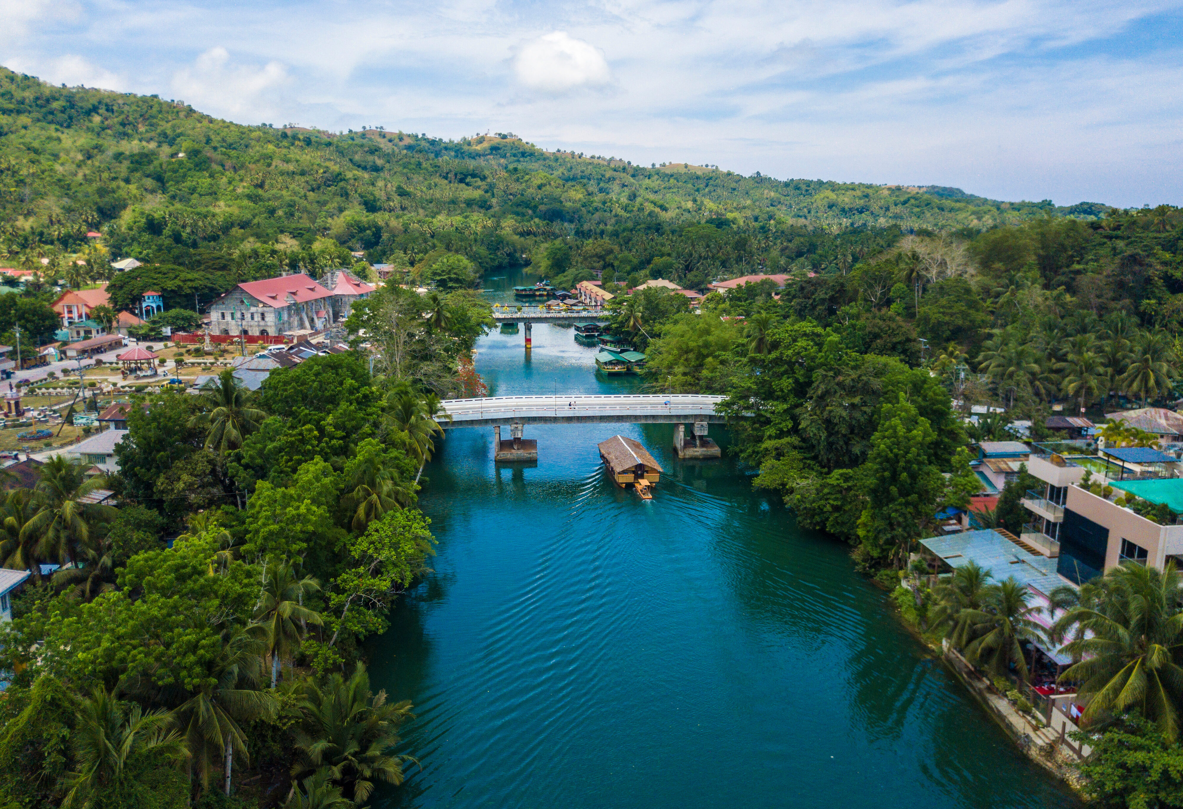 Stadje aan de Loboc-rivier
