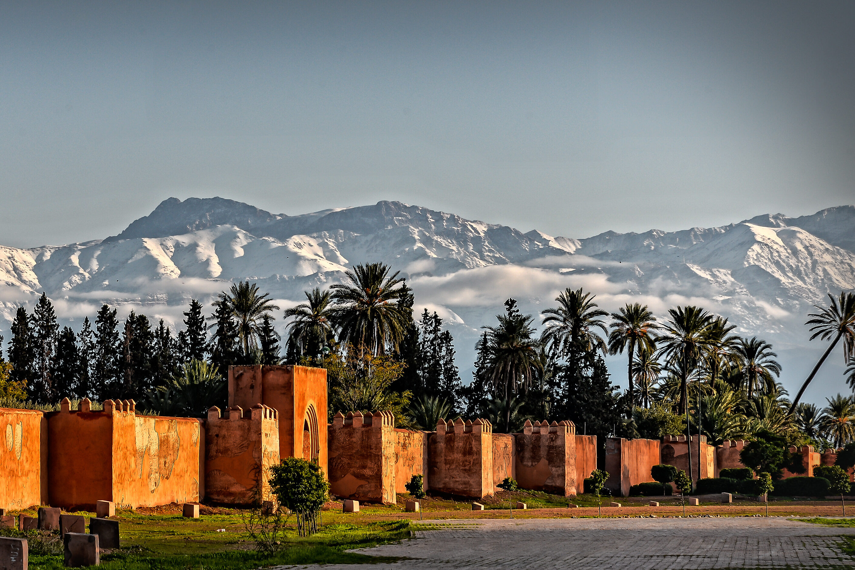 Marrakesh met Atlas Gebergte op achtergrond, Marokko