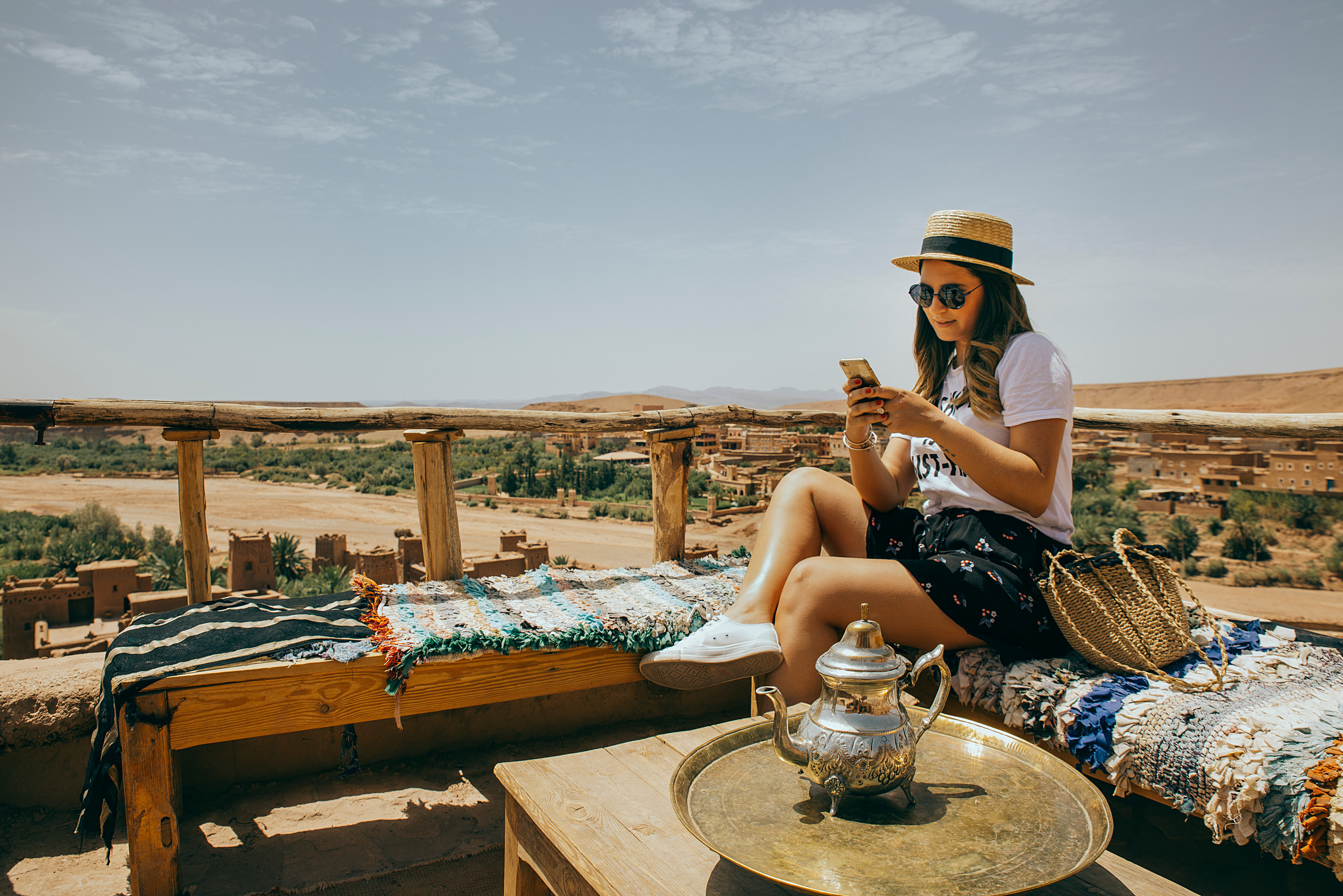 Vrouw bij Agafay Woestijn kamp