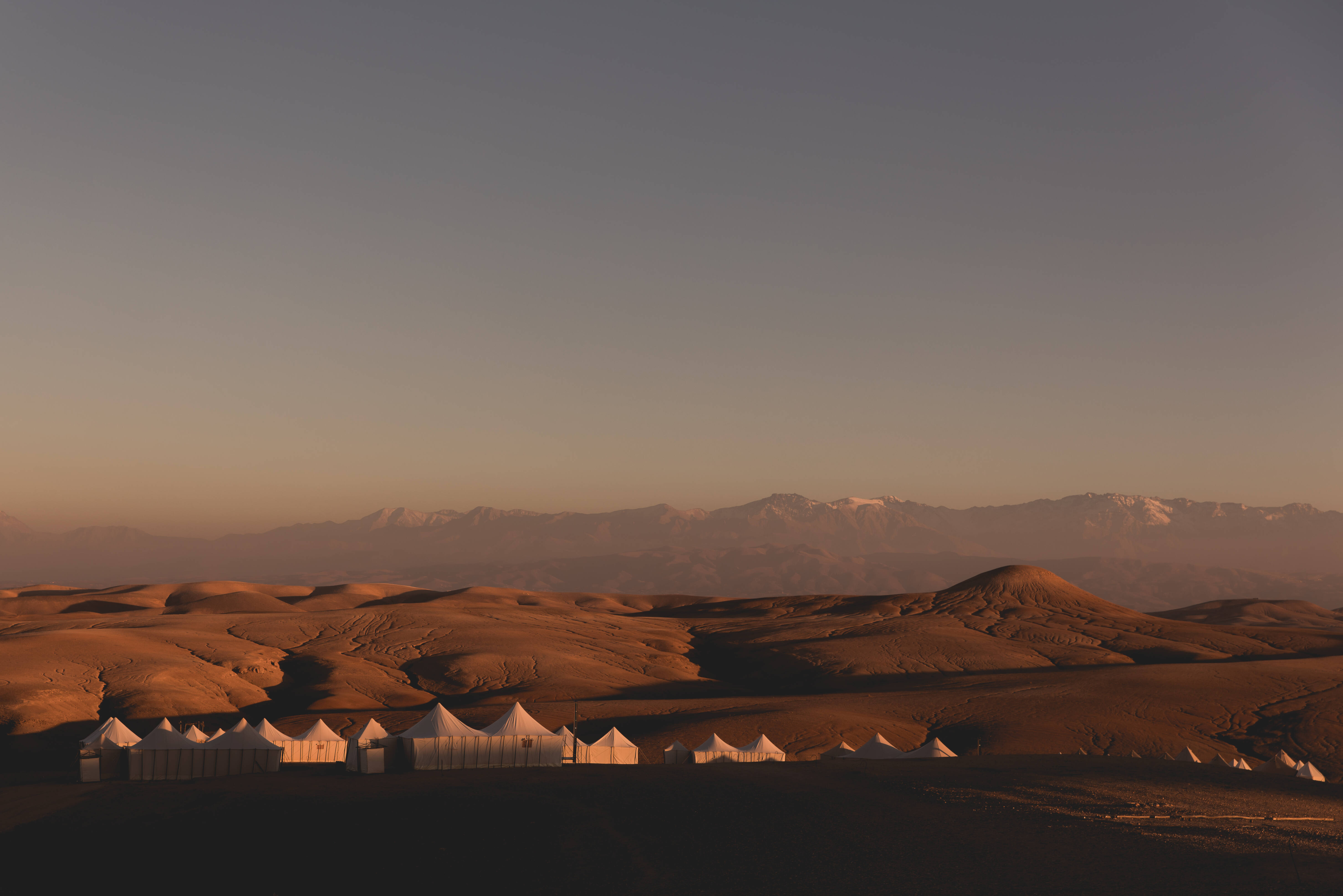 Tenten met bergen op achtergrond