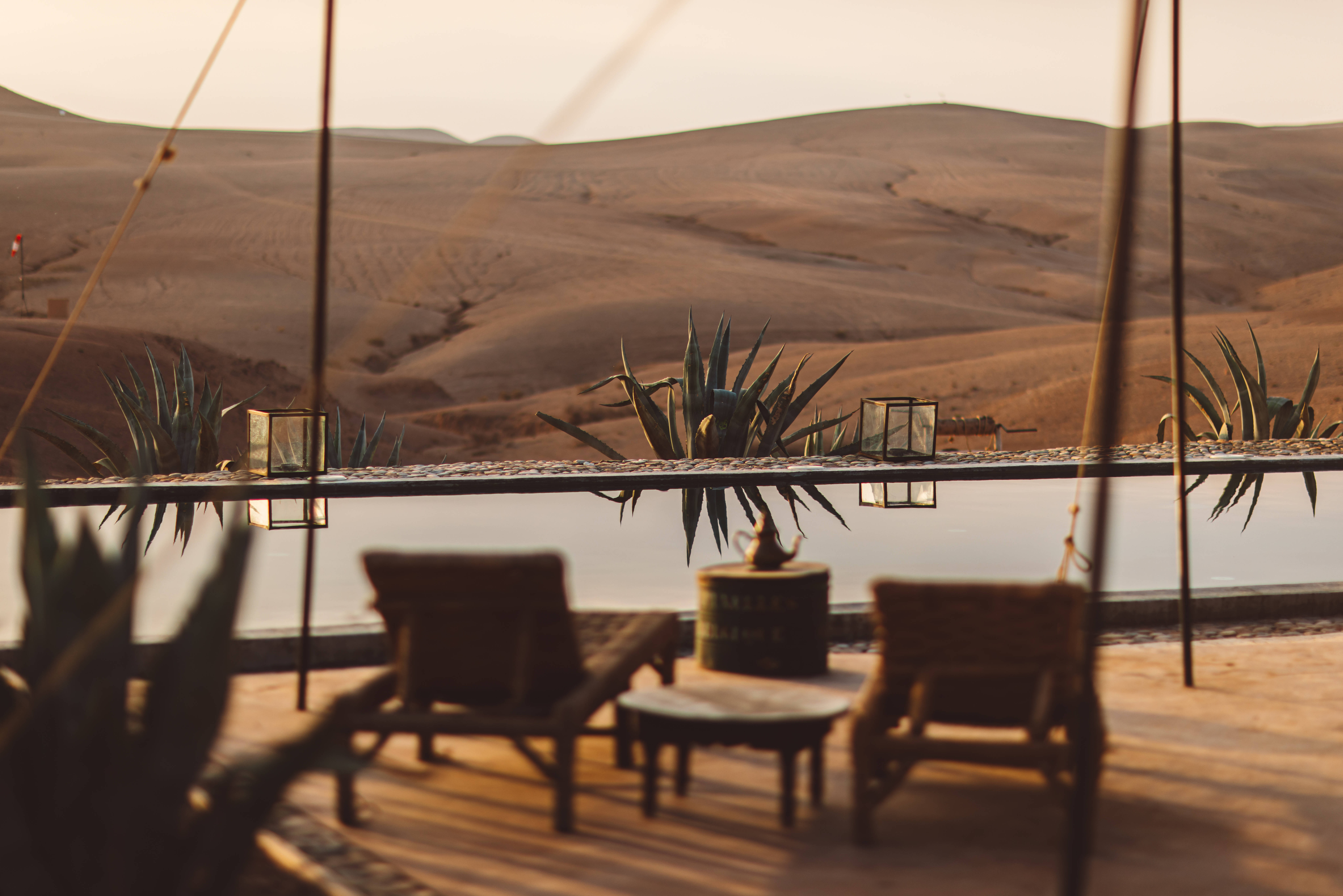 Zwembad met woestijn uitzicht