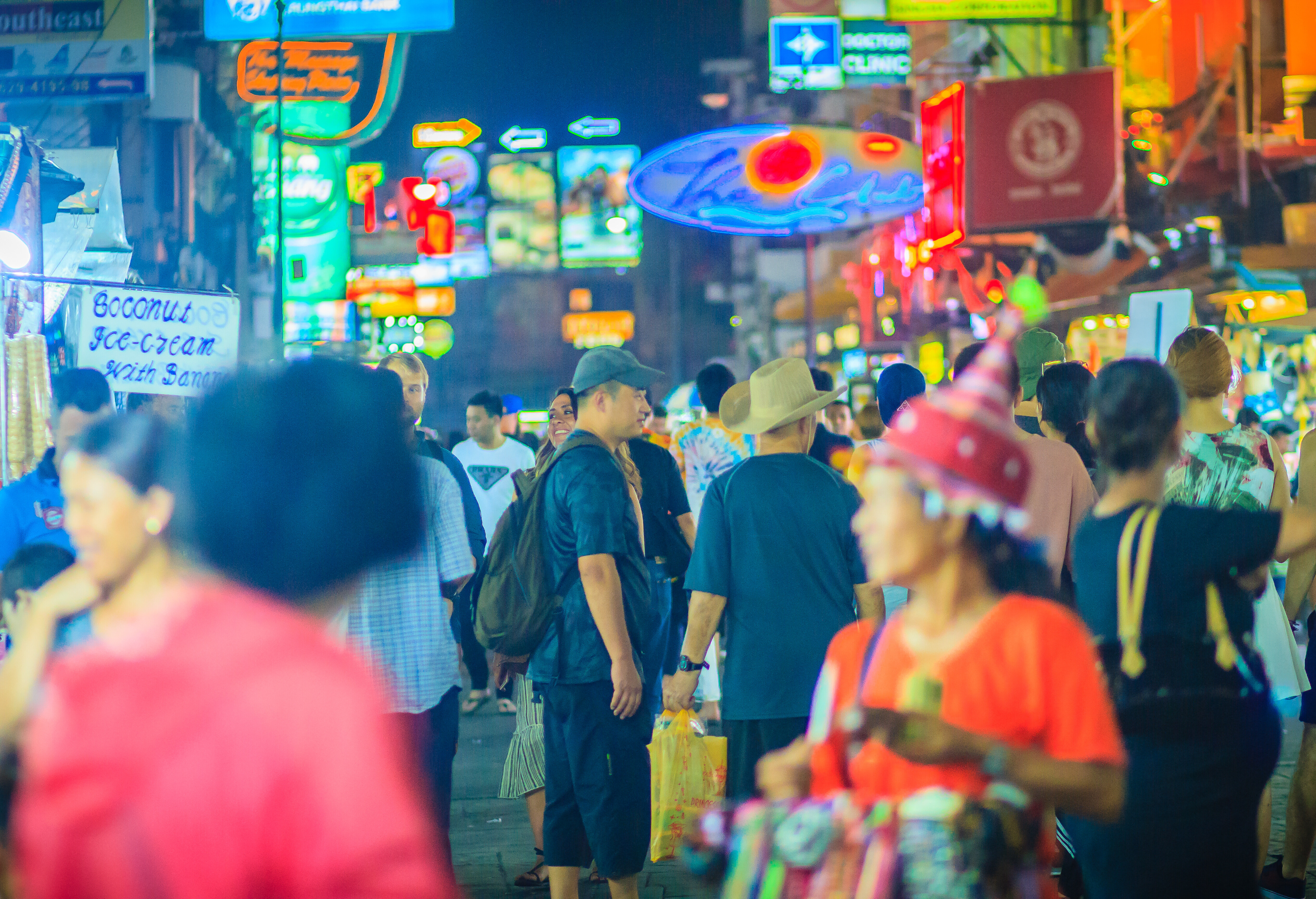 Gezellige drukte Khao San nachtmarkt