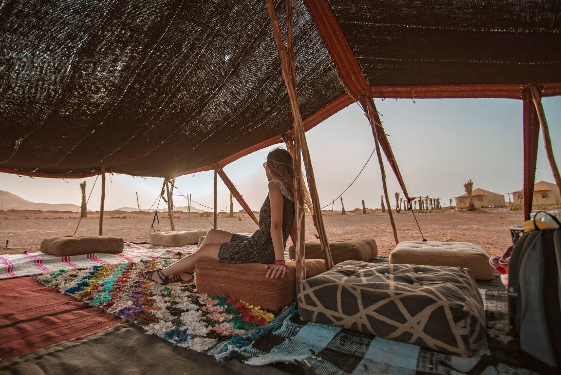 Vrouw kijkt uit over de woestijn