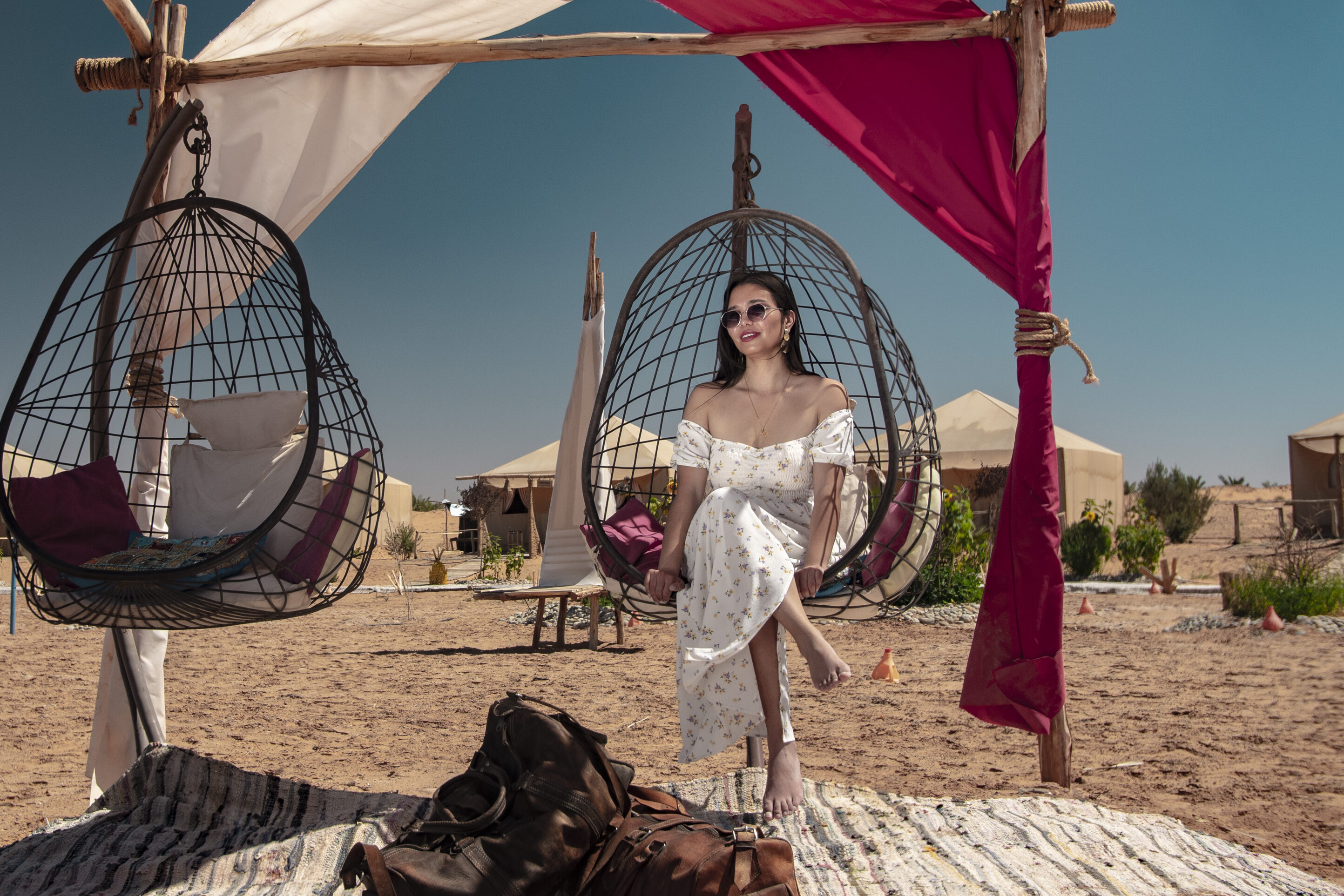 Vrouw geniet in hangstoel