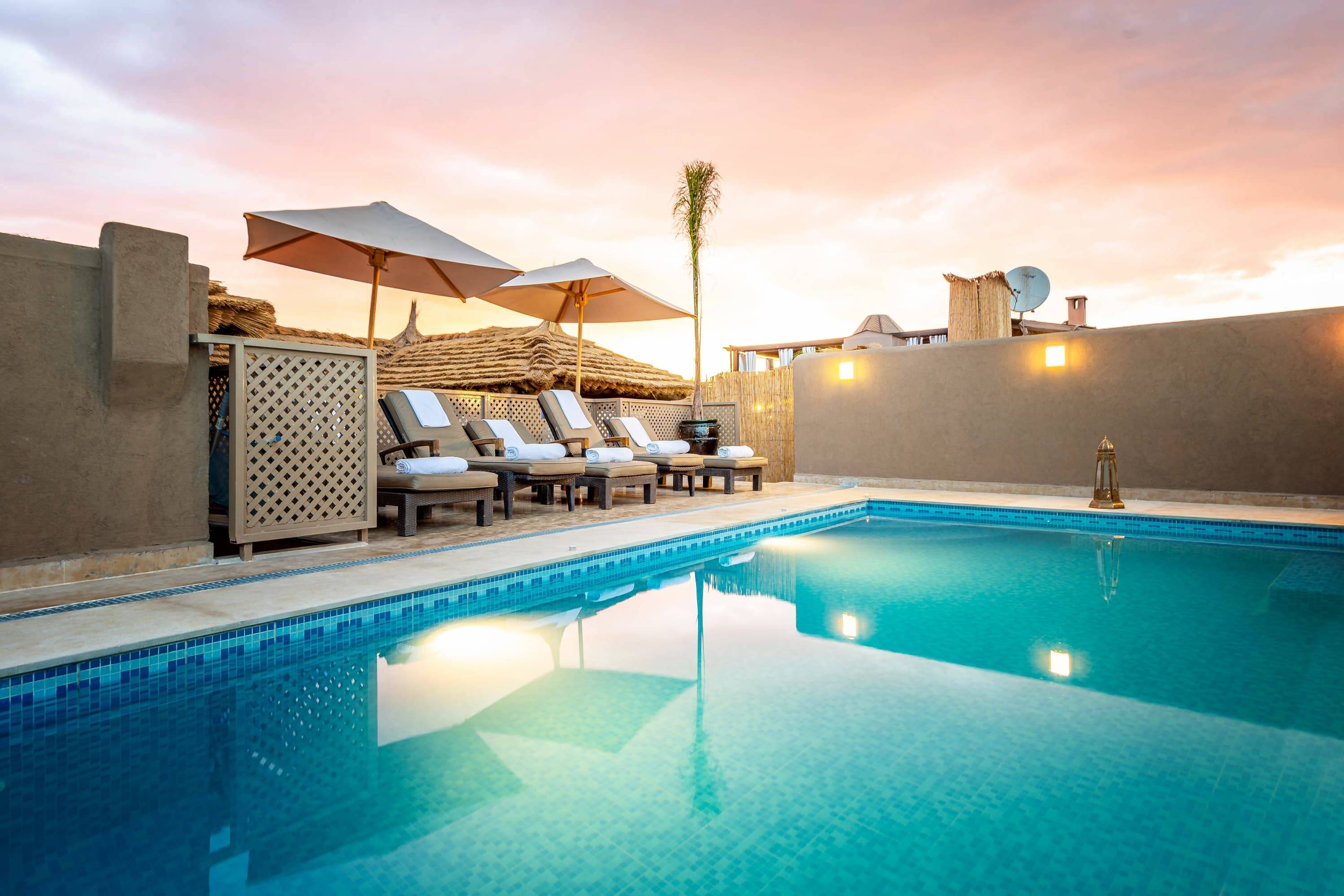 Zwembad met ligbedden Riad Palais Tara