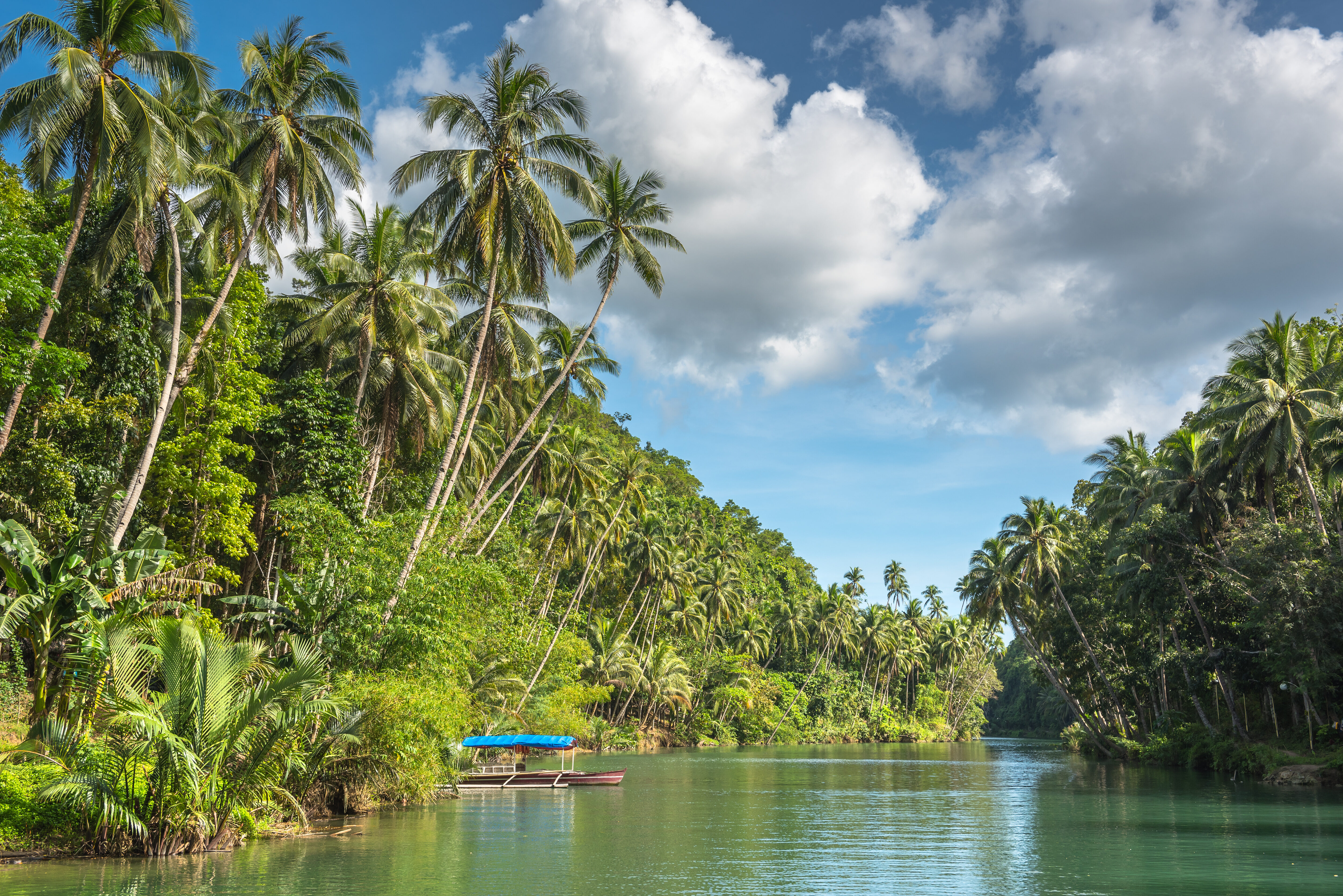 Vissersbootje op de rivier in Bohol