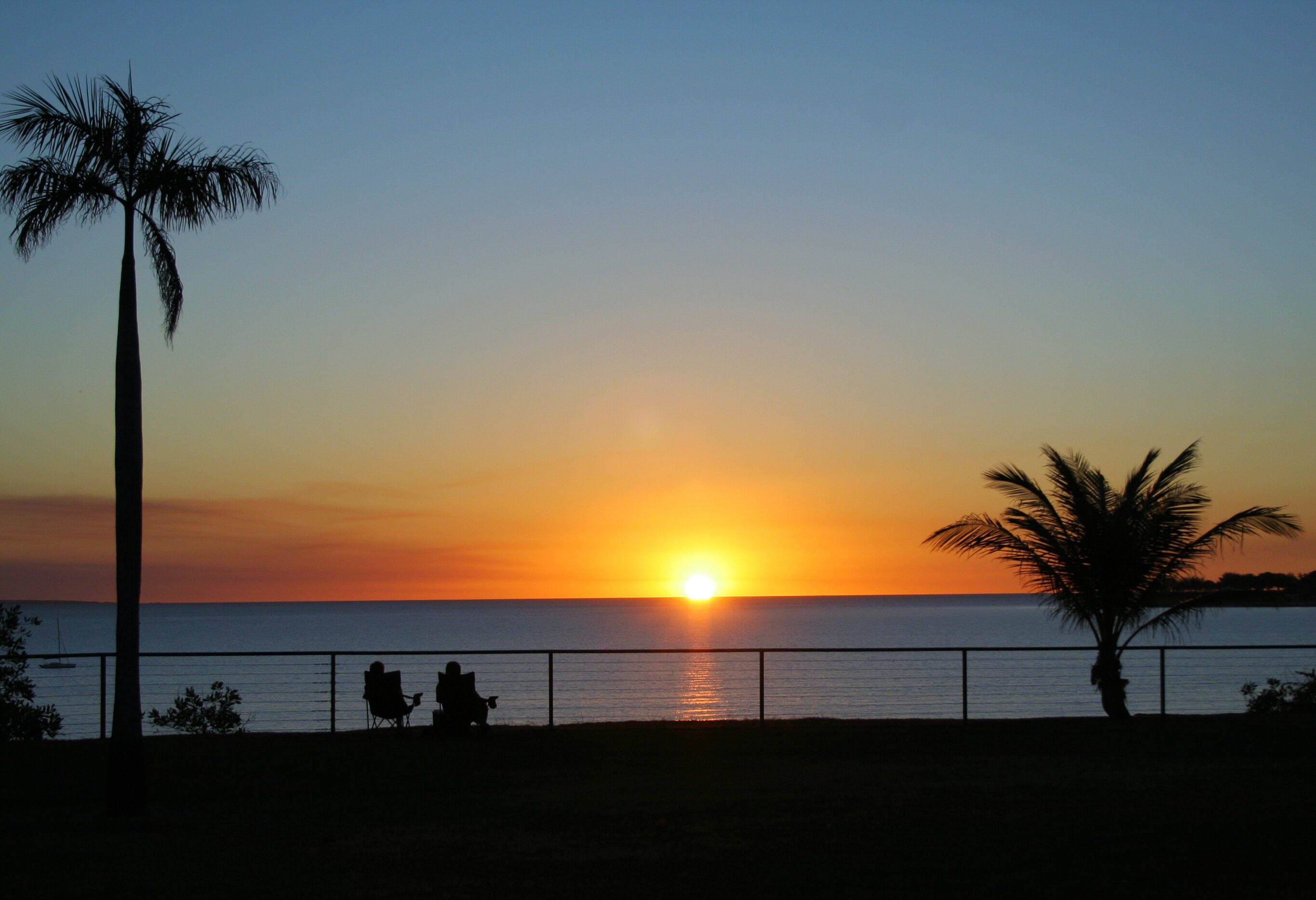 Zonsondergang over zee in Darwin in Australie