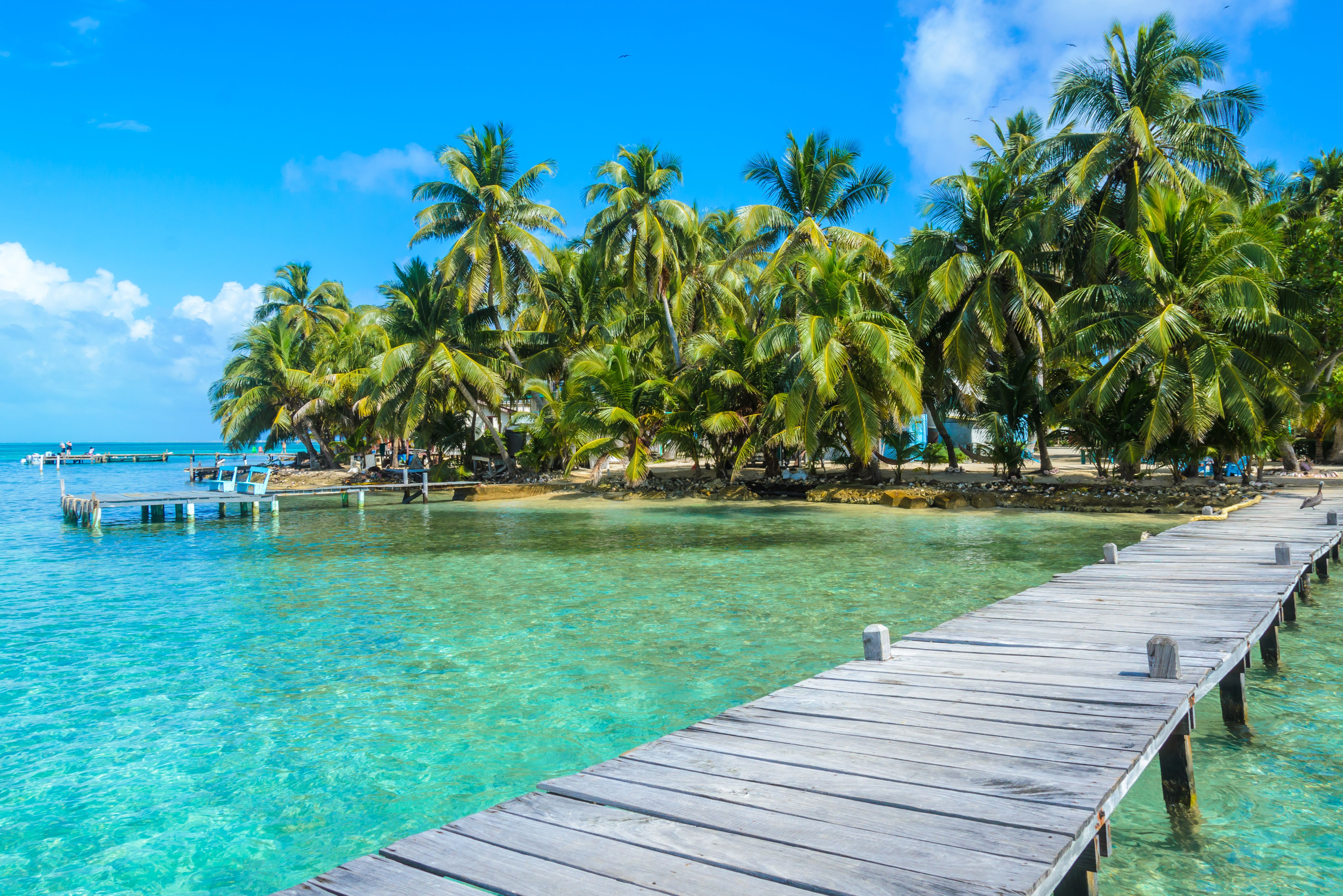 Pier bij eiland in de Cayes