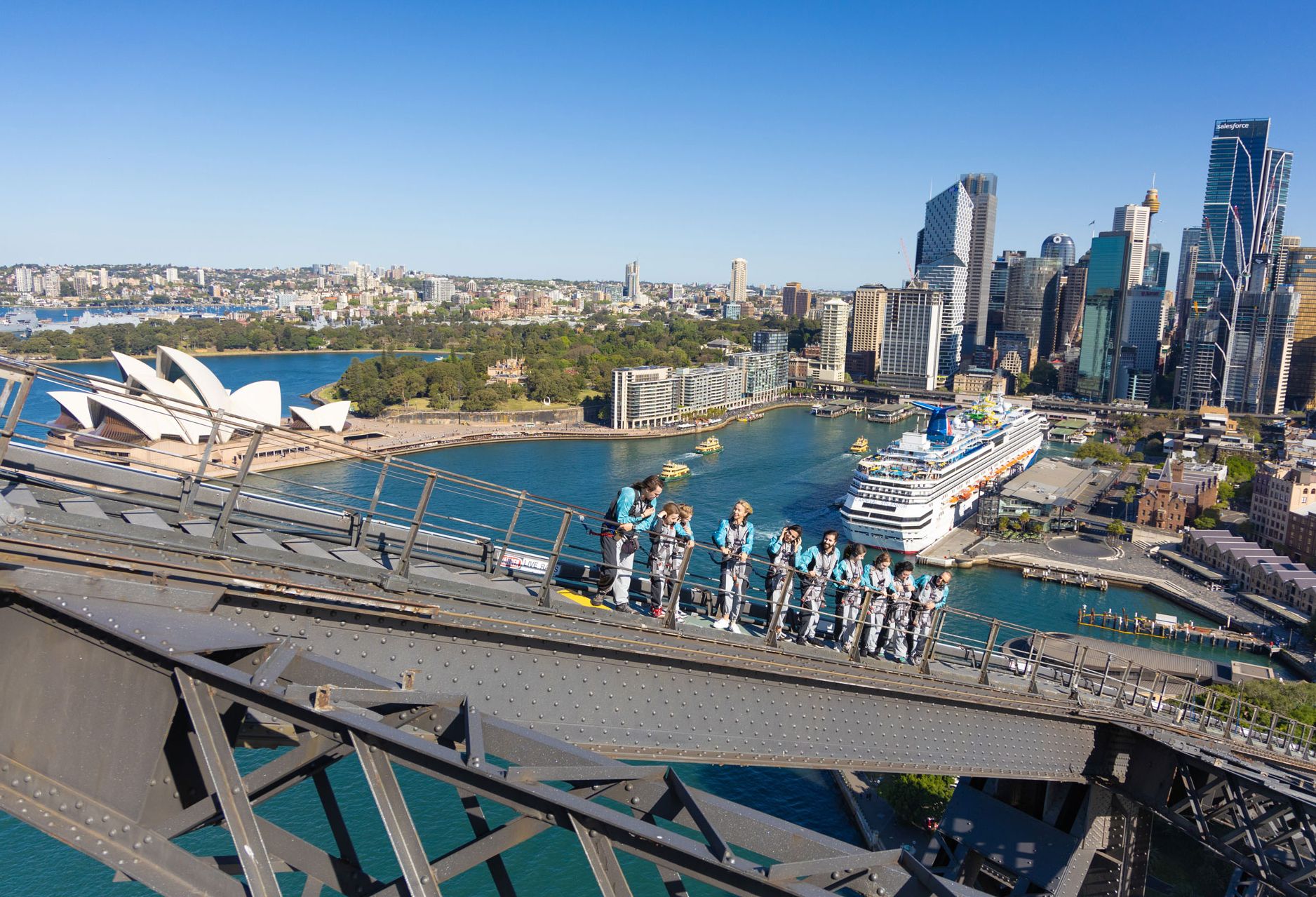 Groep tijdens beklimming van de Harbour Bridge in Sydney in Australie