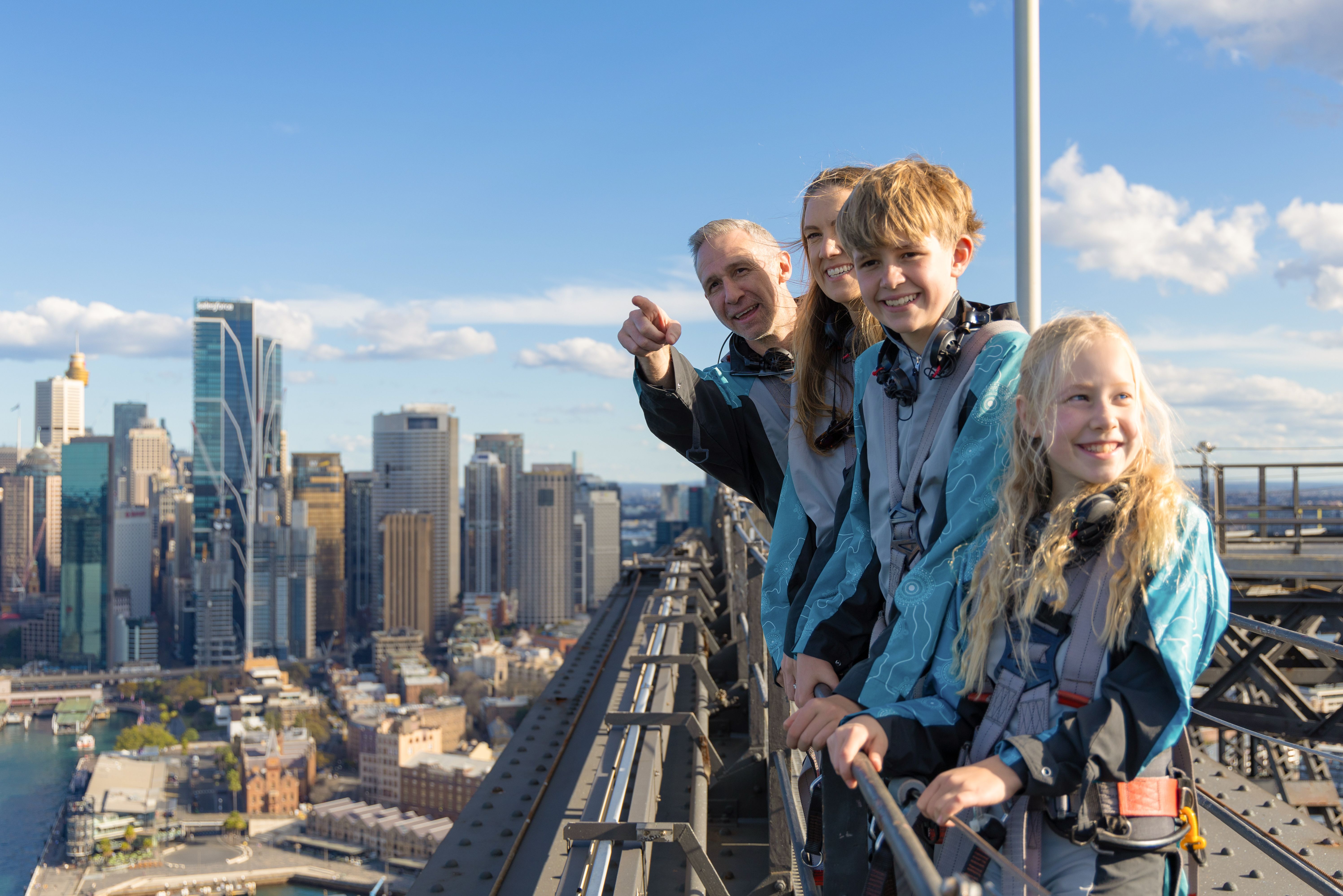 Gezin genietend van het uitzicht op de Harbour Bridge in Sydney in Australie