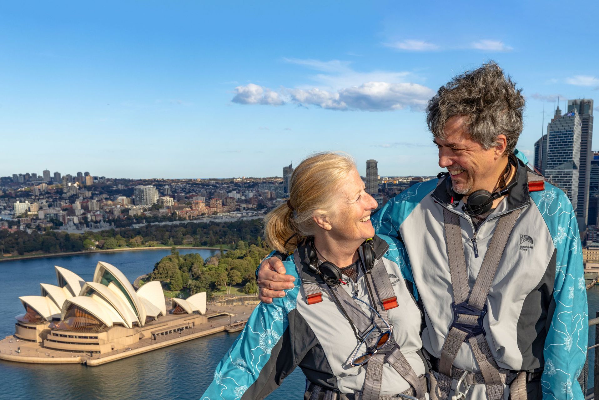 Koppel op de Harbour Bridge in Sydney in Australie