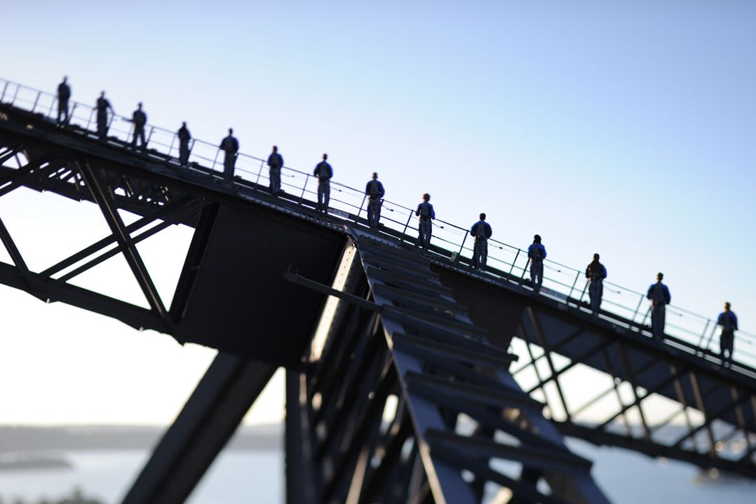 Silhouet van groep op de Harbour Bridge in Sydney in Australie