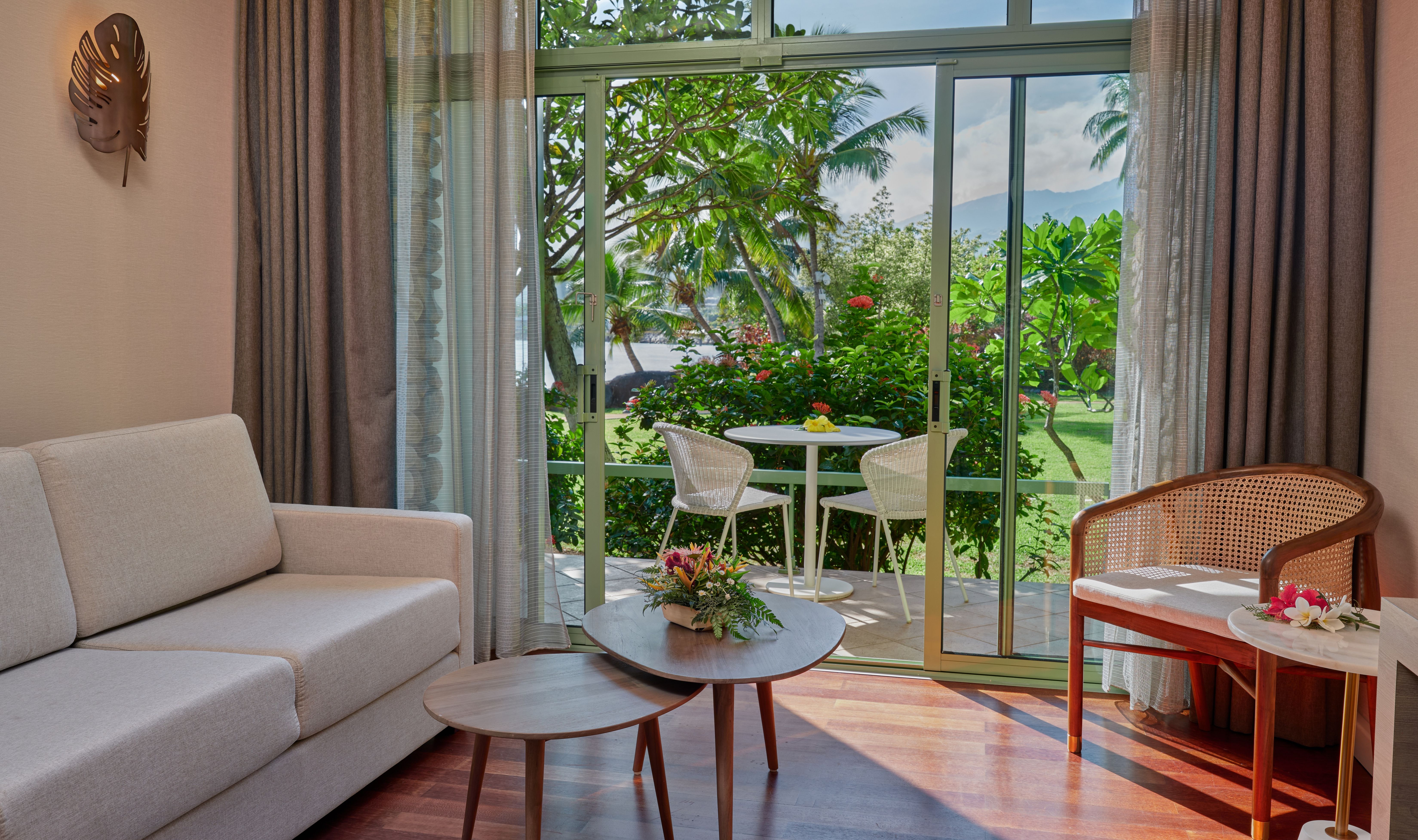 Zithoek en terras of balkon van de Garden View kamer in het Hilton Hotel op Tahiti in Frans-Polynesie