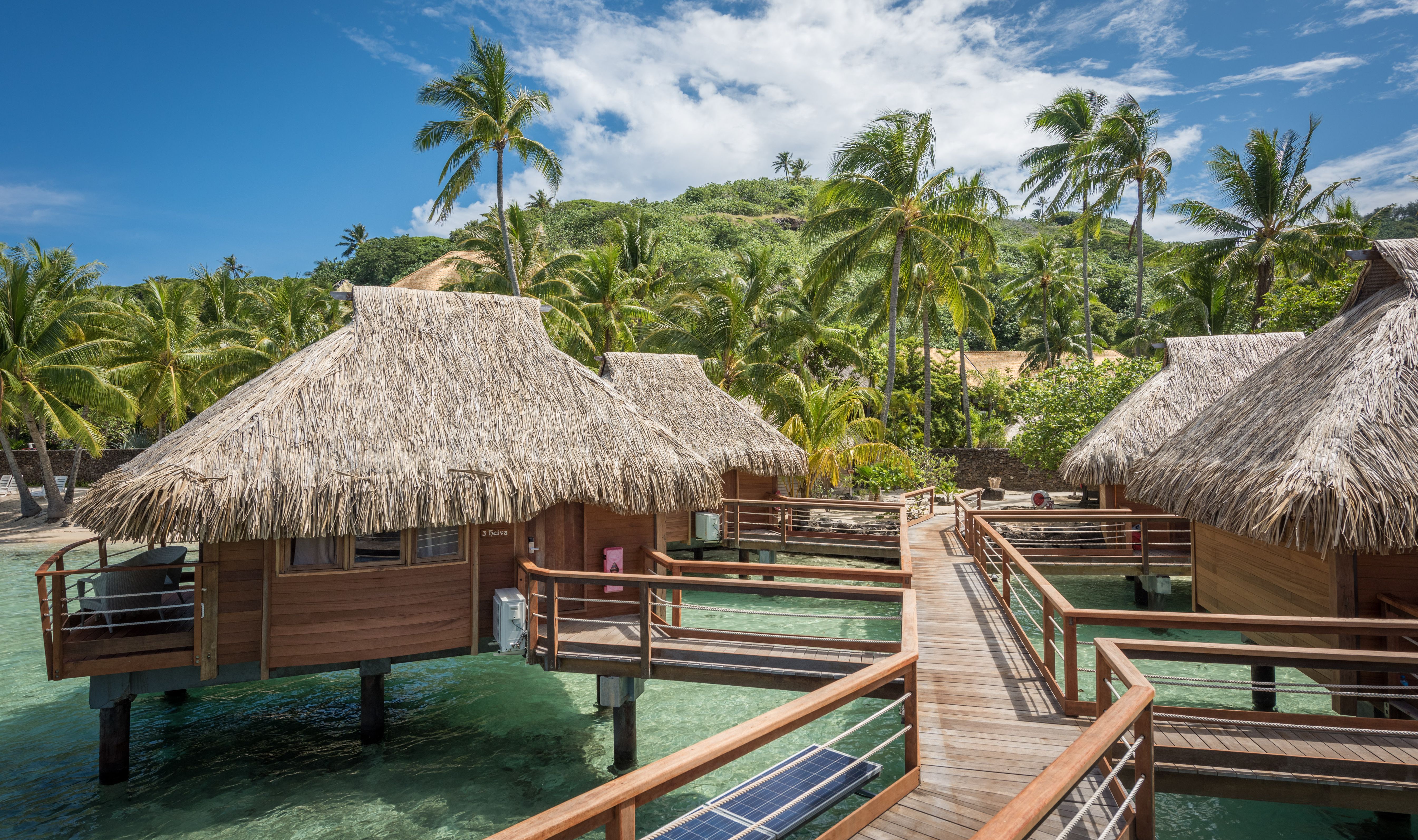Buitenkant van de Overwater Bungalows in het Maitai Polynesia op Bora Bora in Frans-Polynesie
