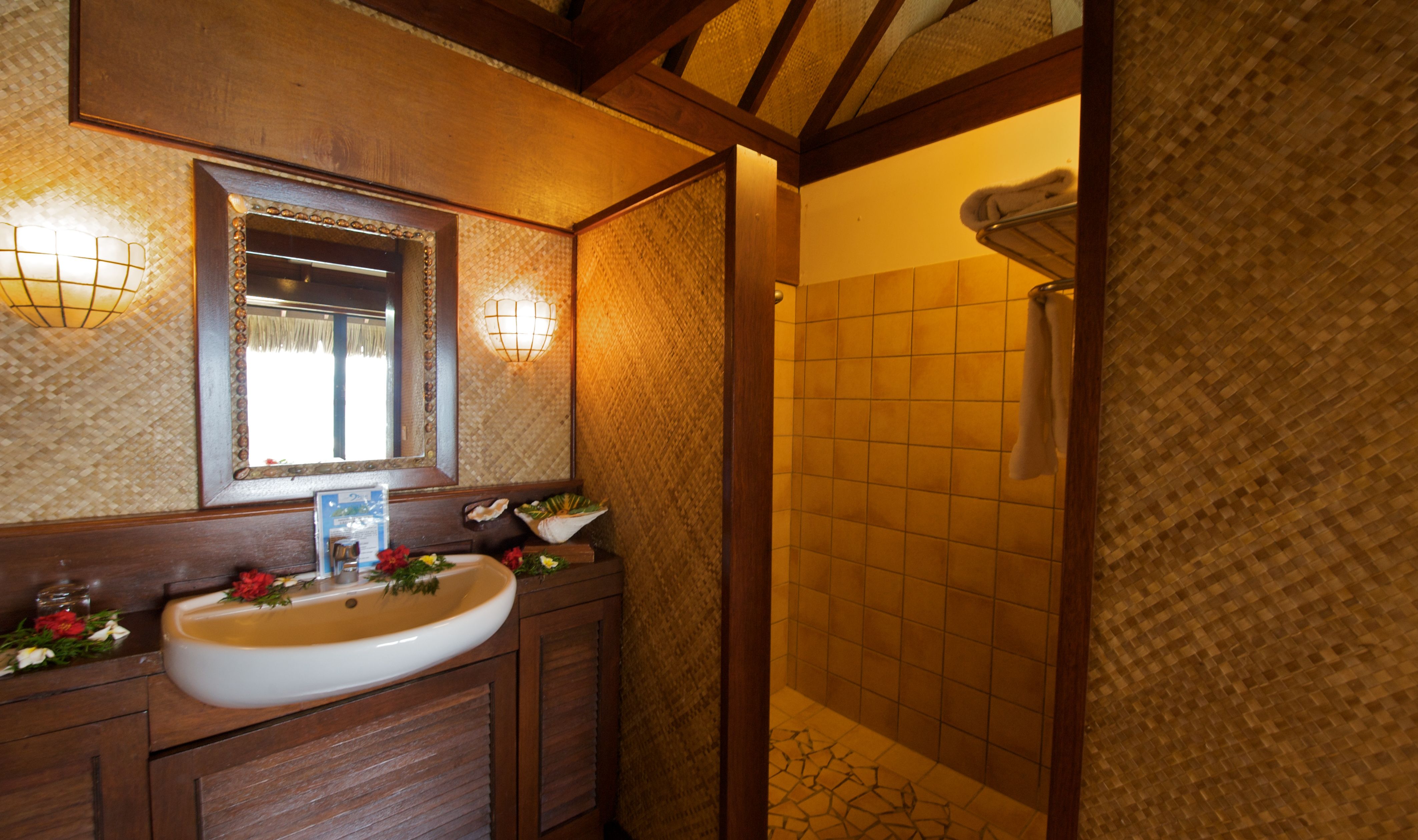 Badkamer van de Overwater Bungalow in het Maitai Polynesia op Bora Bora