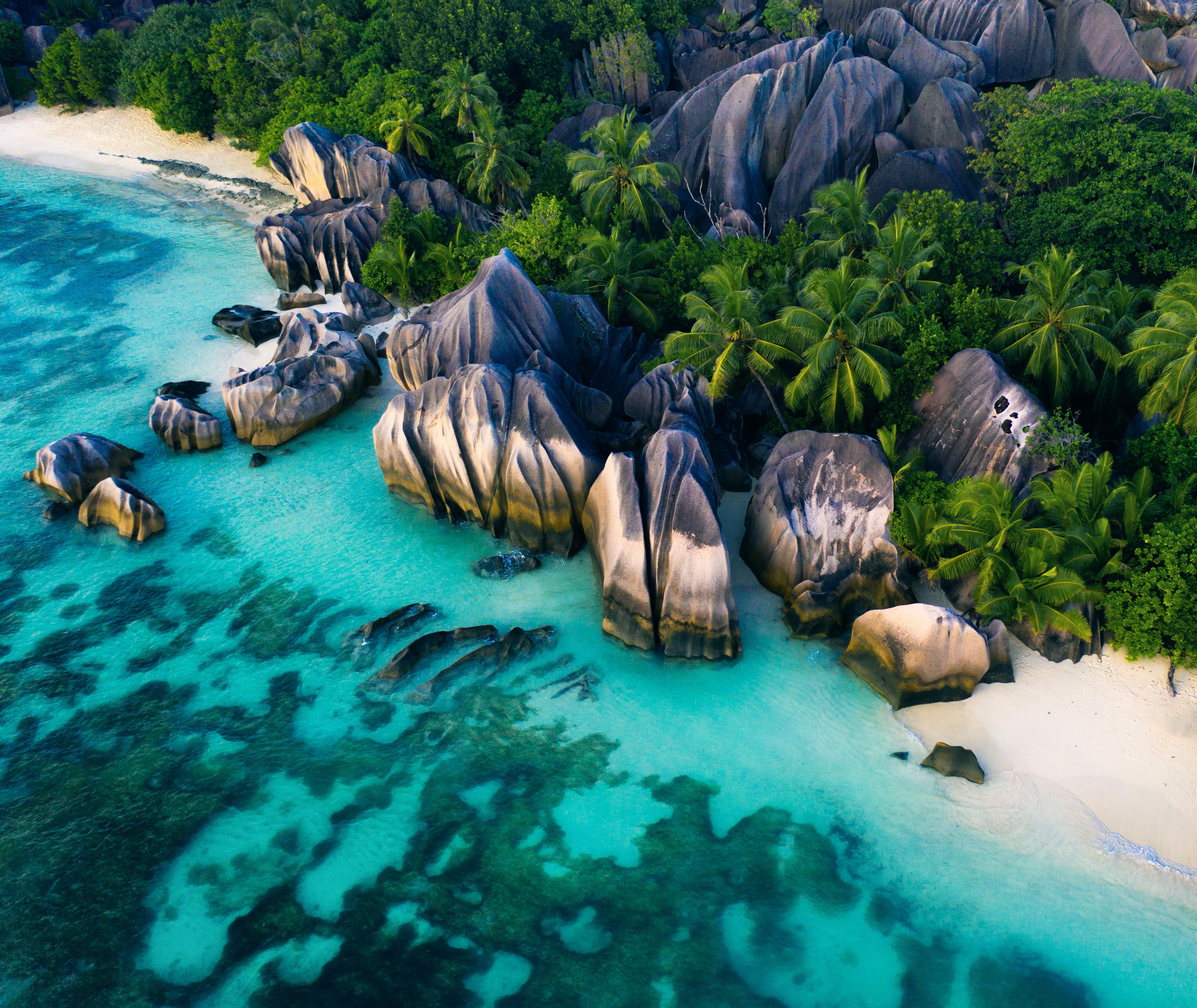 Seychellen-la-digue-aerial-tropisch-strand-rotsen