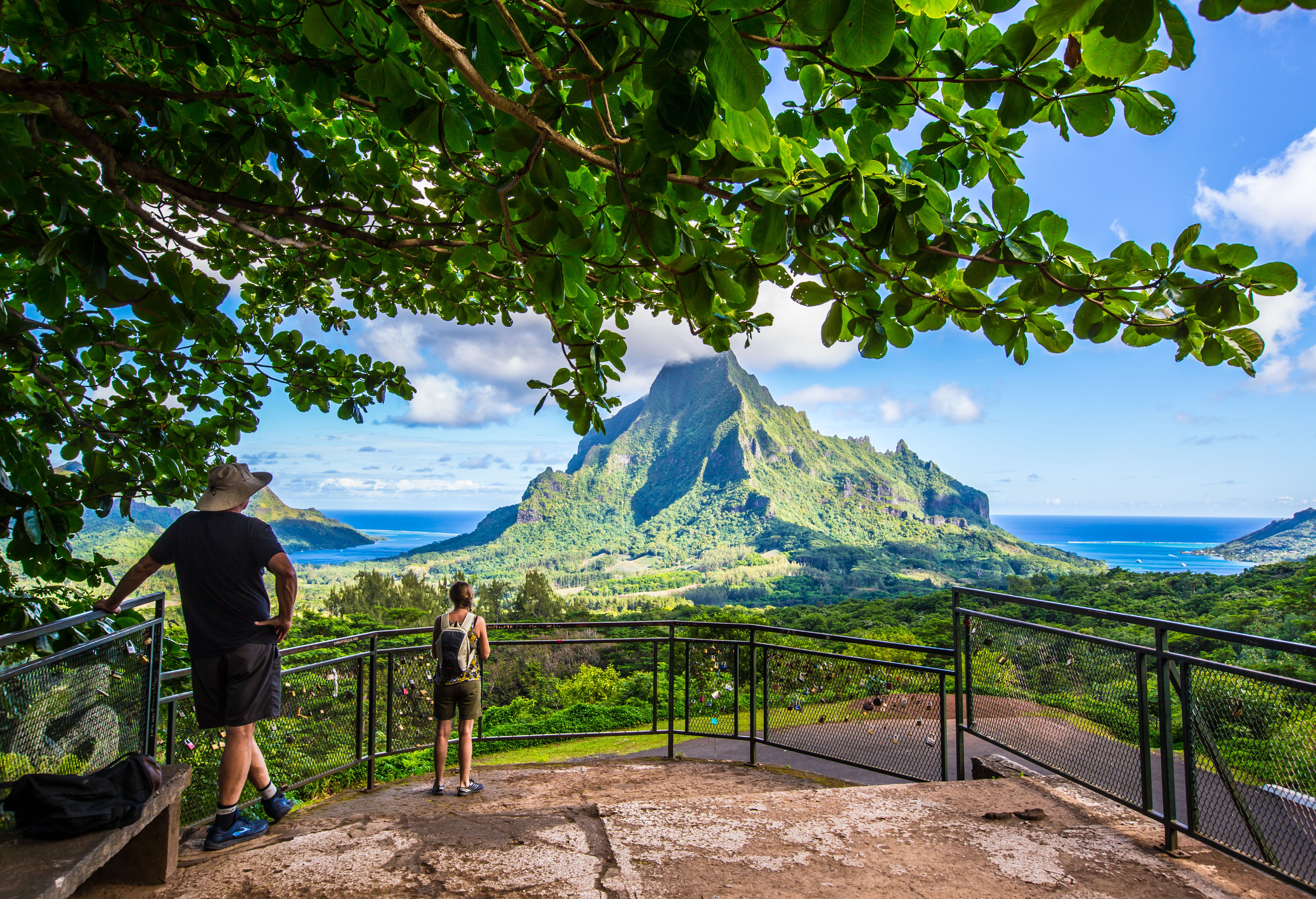 Uitzicht op Opunohu Cooks Bay en lagune op Moorea in Frans-Polynesie