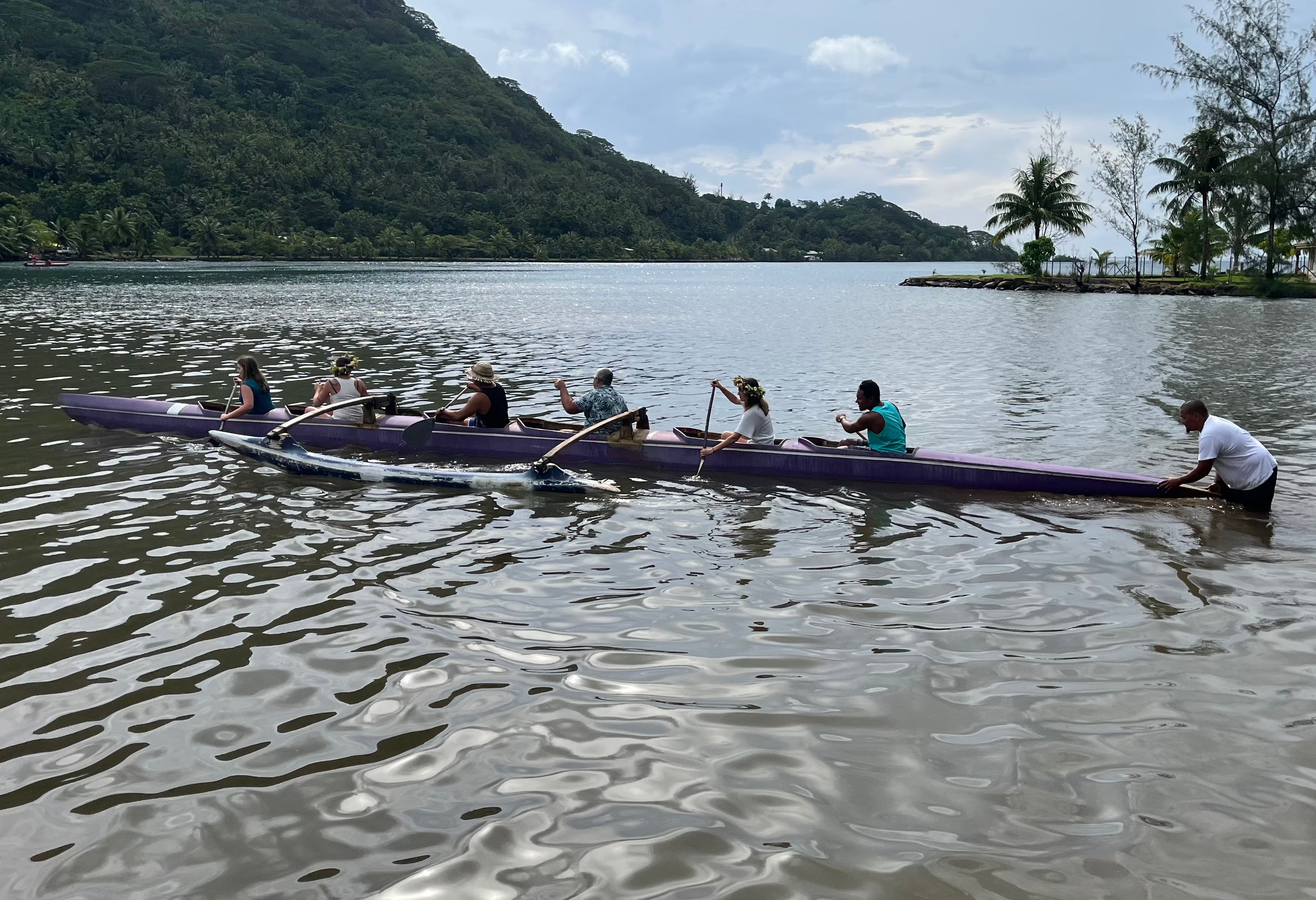 Leren peddelen in een outrigger kano op Huahine in Frans-Polynesie
