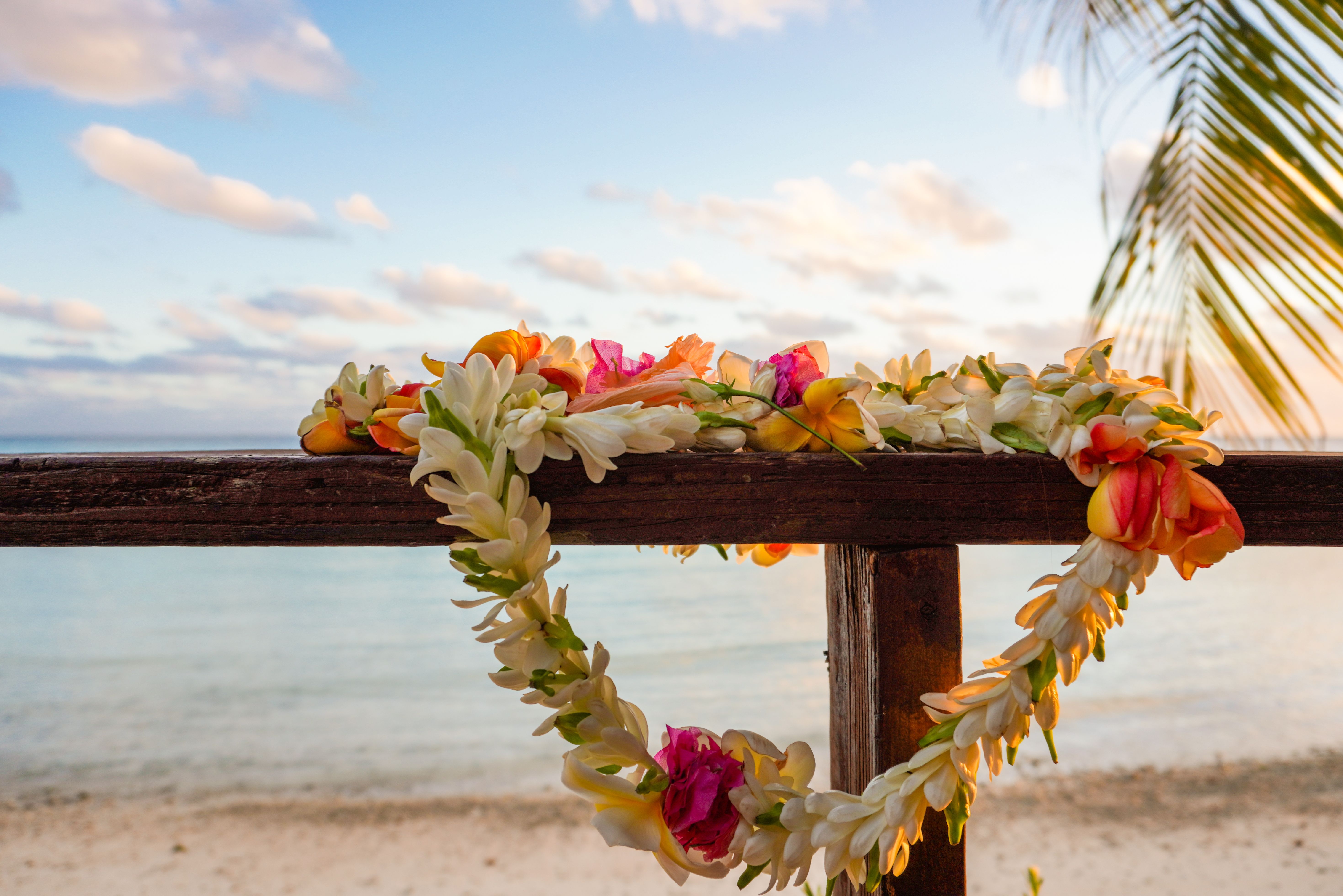 Traditionele bloemen lei bij aankomst op Tahiti in Frans-Polynesie