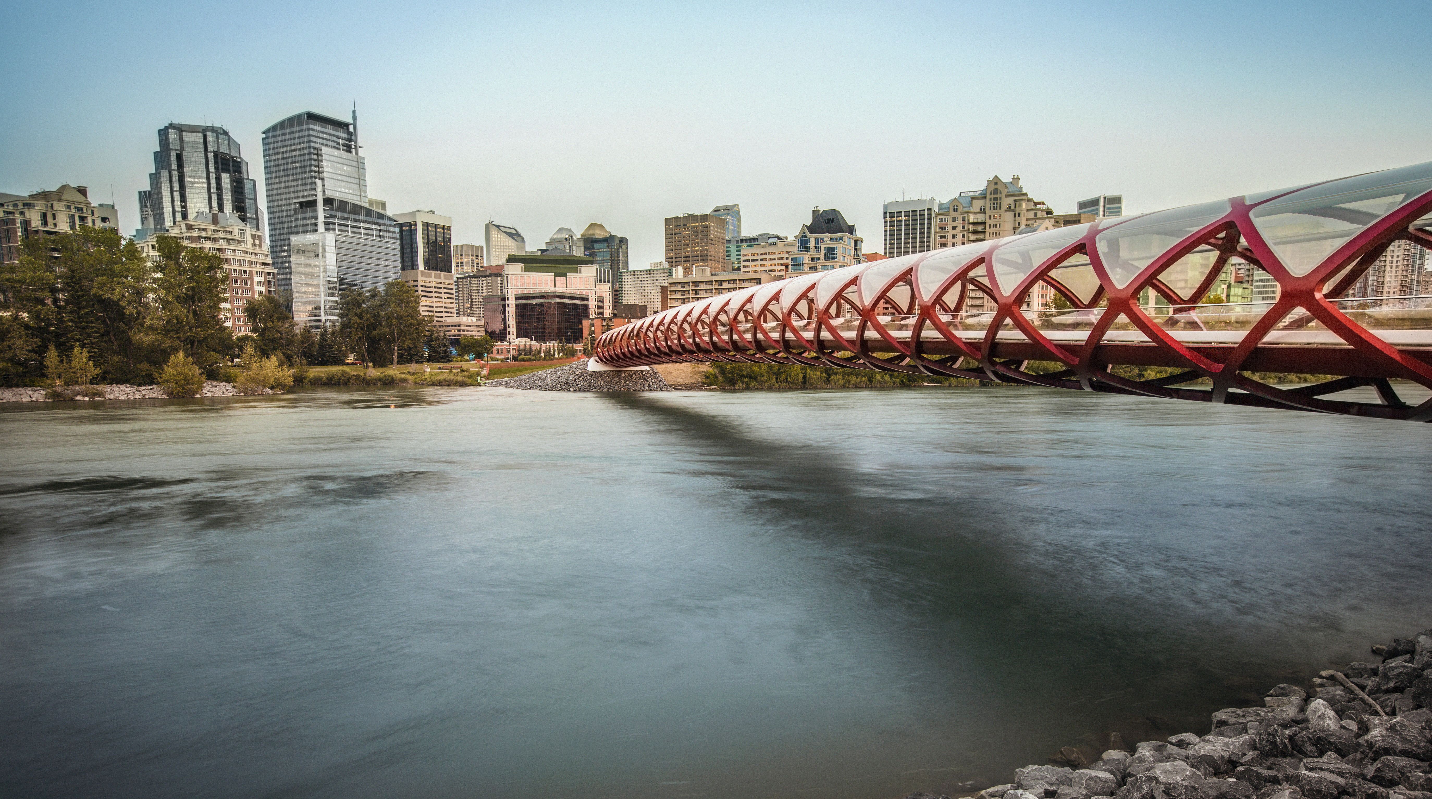 Canada-Calgary-skyline-met-brug