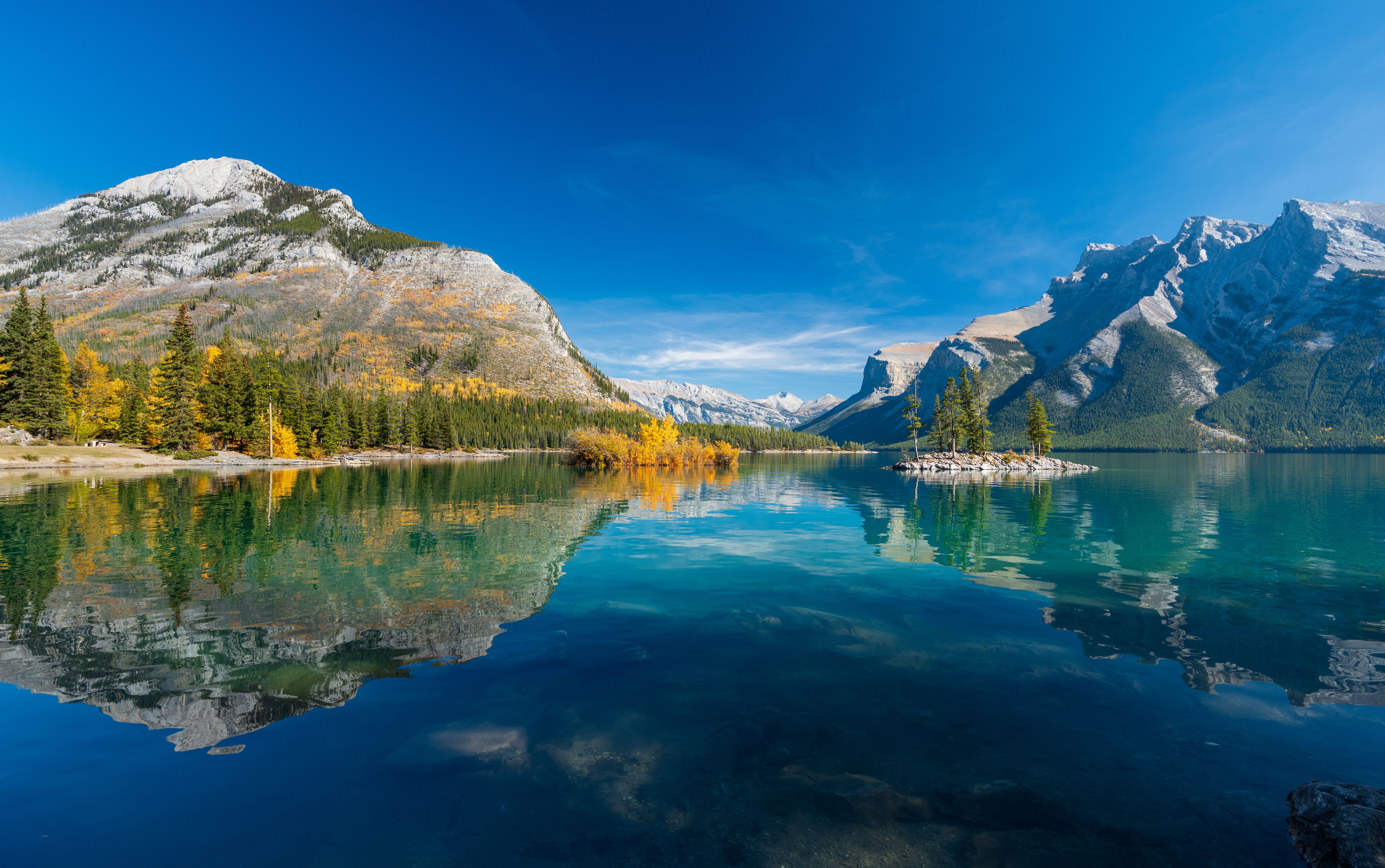 Canada-Banff-National-Park-Lake-Minnewanka-landschap