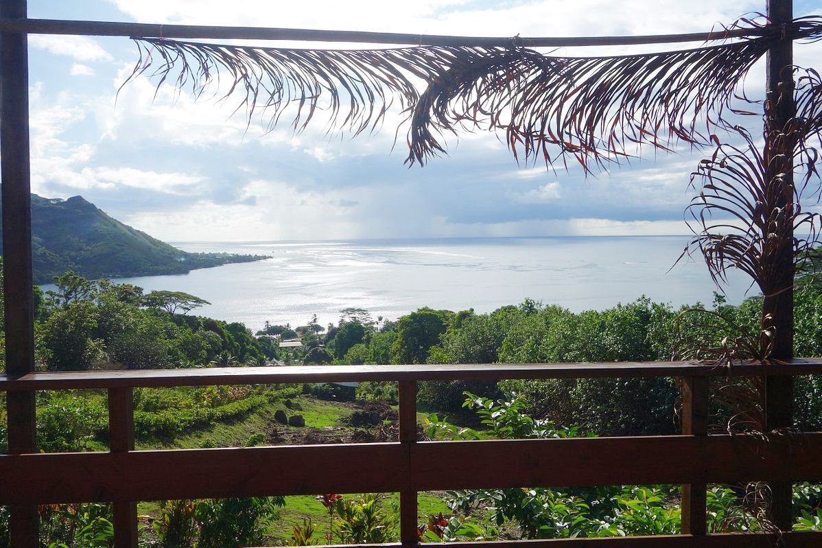 Uitzicht vanaf Tropical Garden op Moorea in Frans-Polynesie