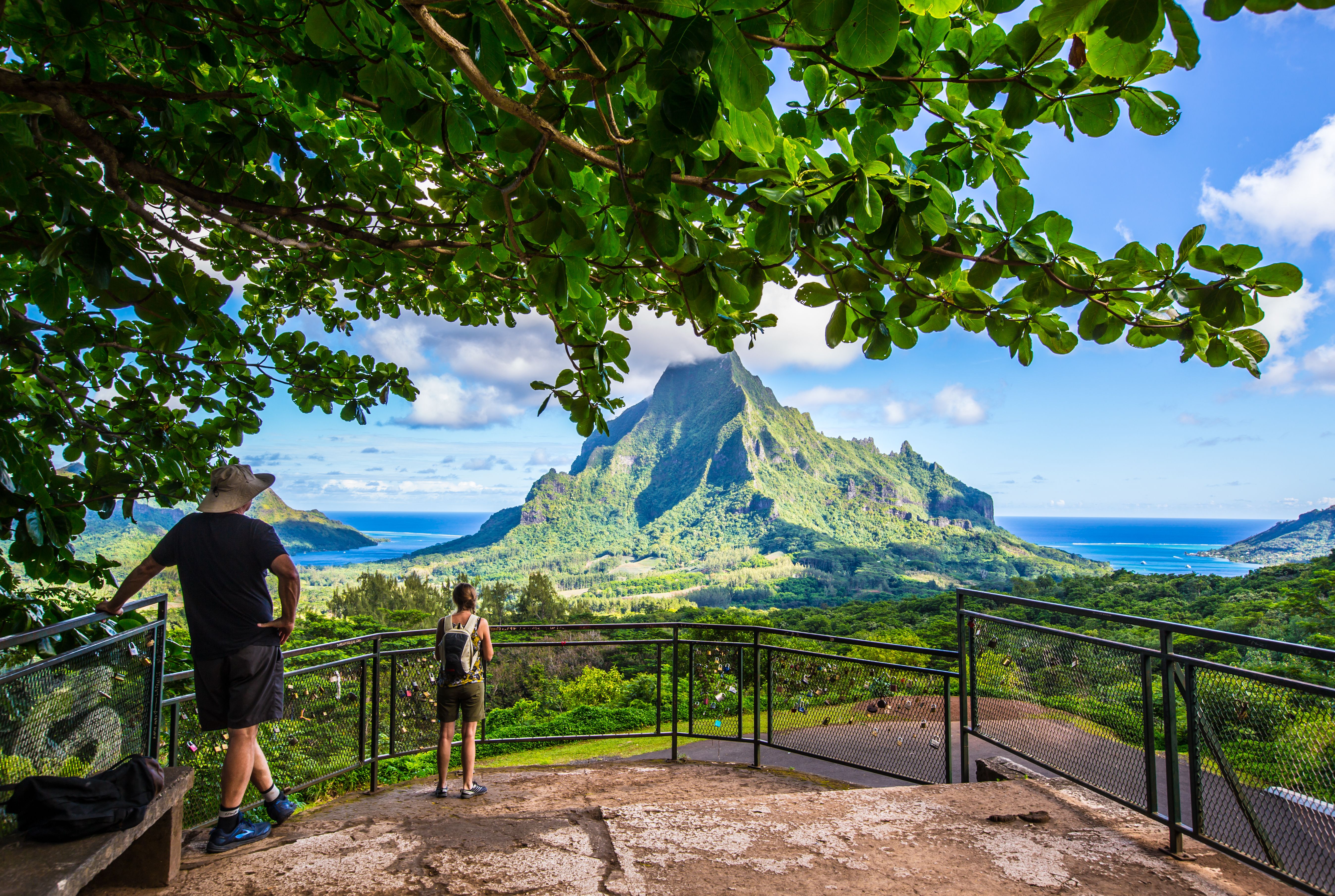Frans-Polynesie-Moorea-uitzicht-op-Opunohu-Cooks-Bay-en-lagune