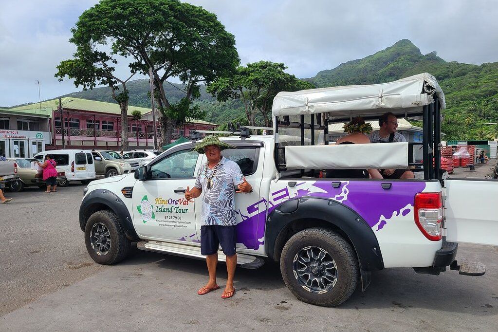 4WD Pickup truck en gids tijdens tour Huahine Cultuur en Highlights in Frans-Polynesie
