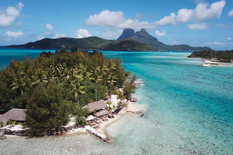 Motu lunchplek tijdens excursie Snorkelen tussen de Puntrifhaaien en Pijlstaartroggen bij Bora Bora in Frans-Polynesie