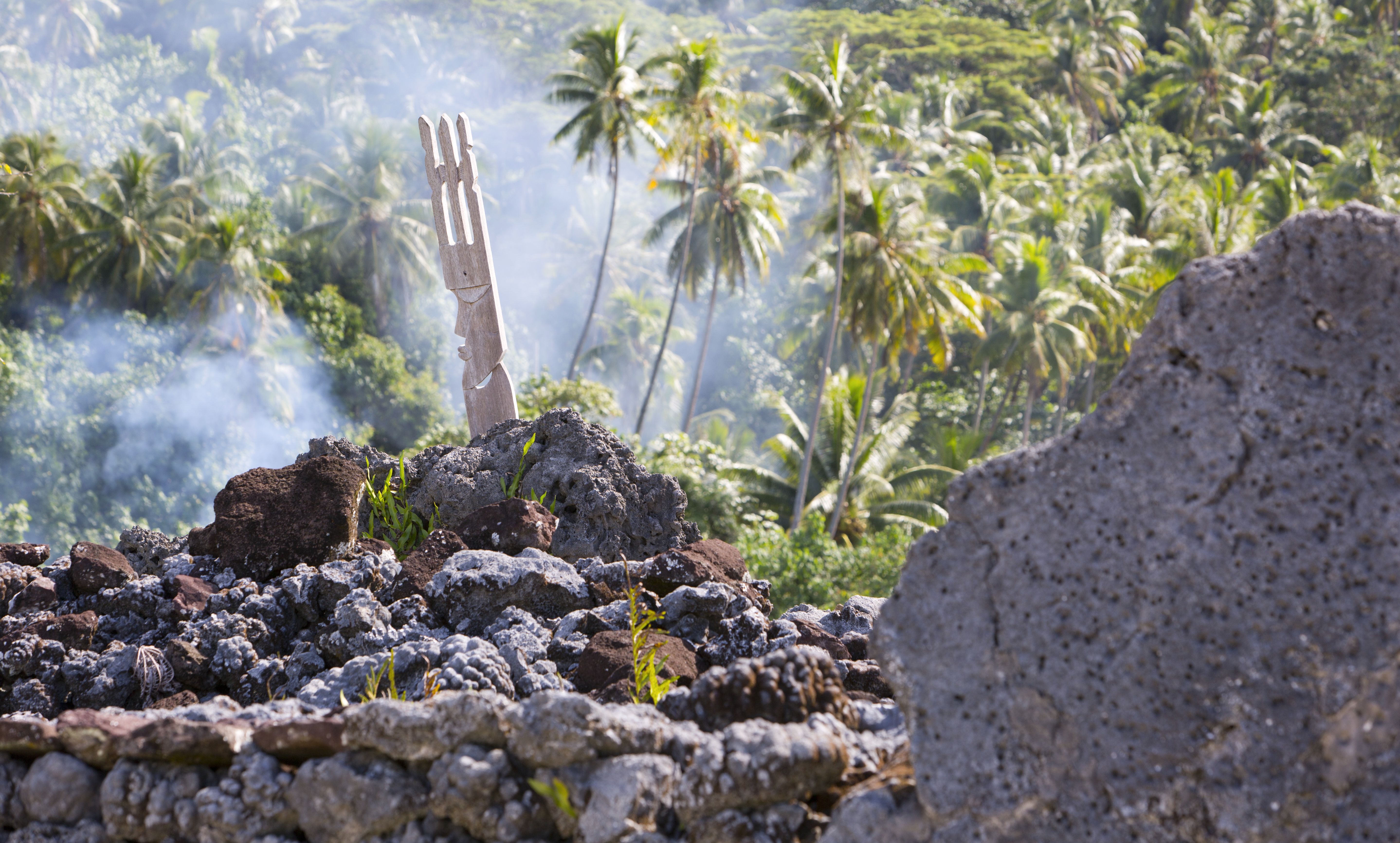 -Frans-Polynesie-Raiatea-rotsen-