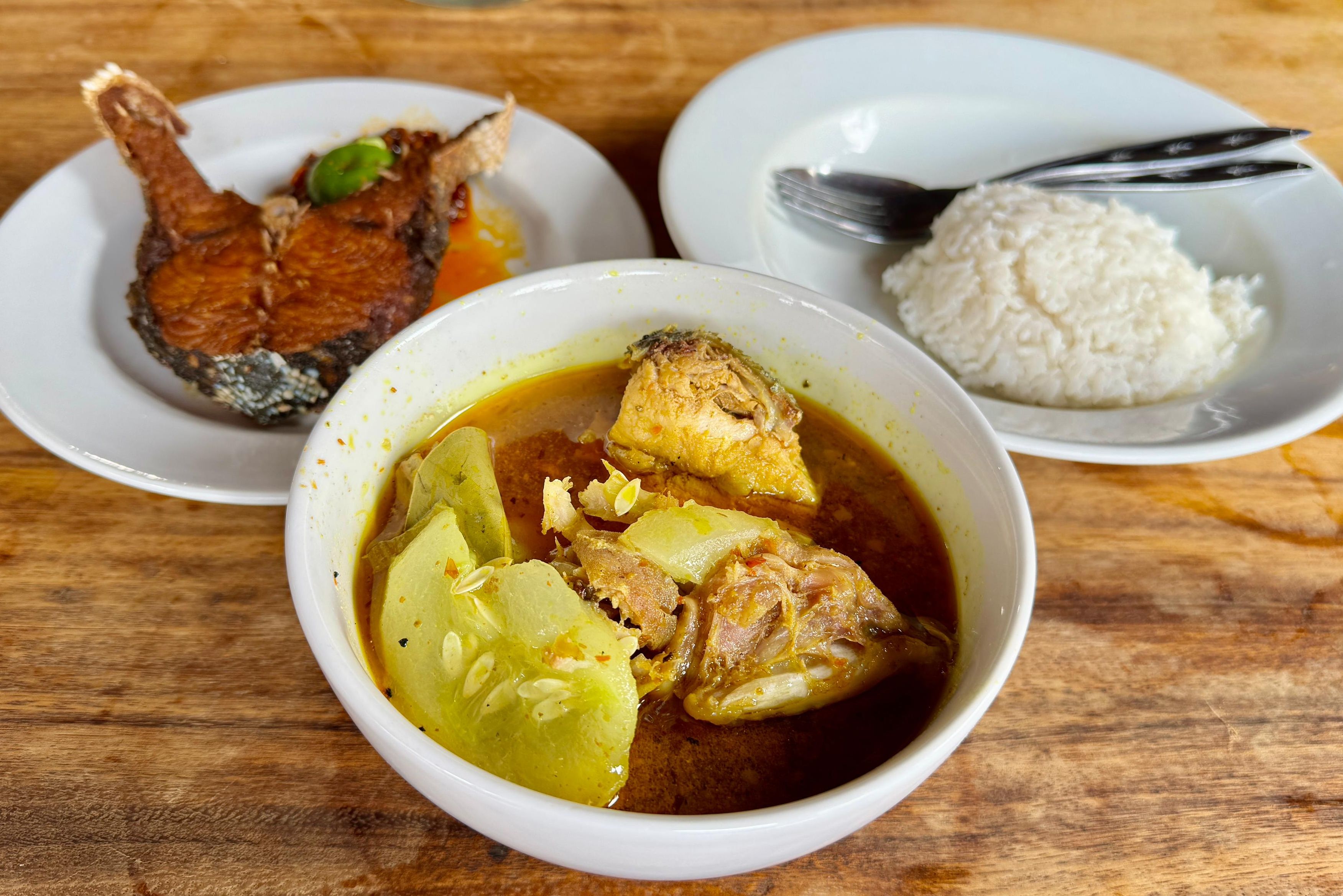 Visgerechtjes tijdens food tour Denpasar op Bali in Indonesie