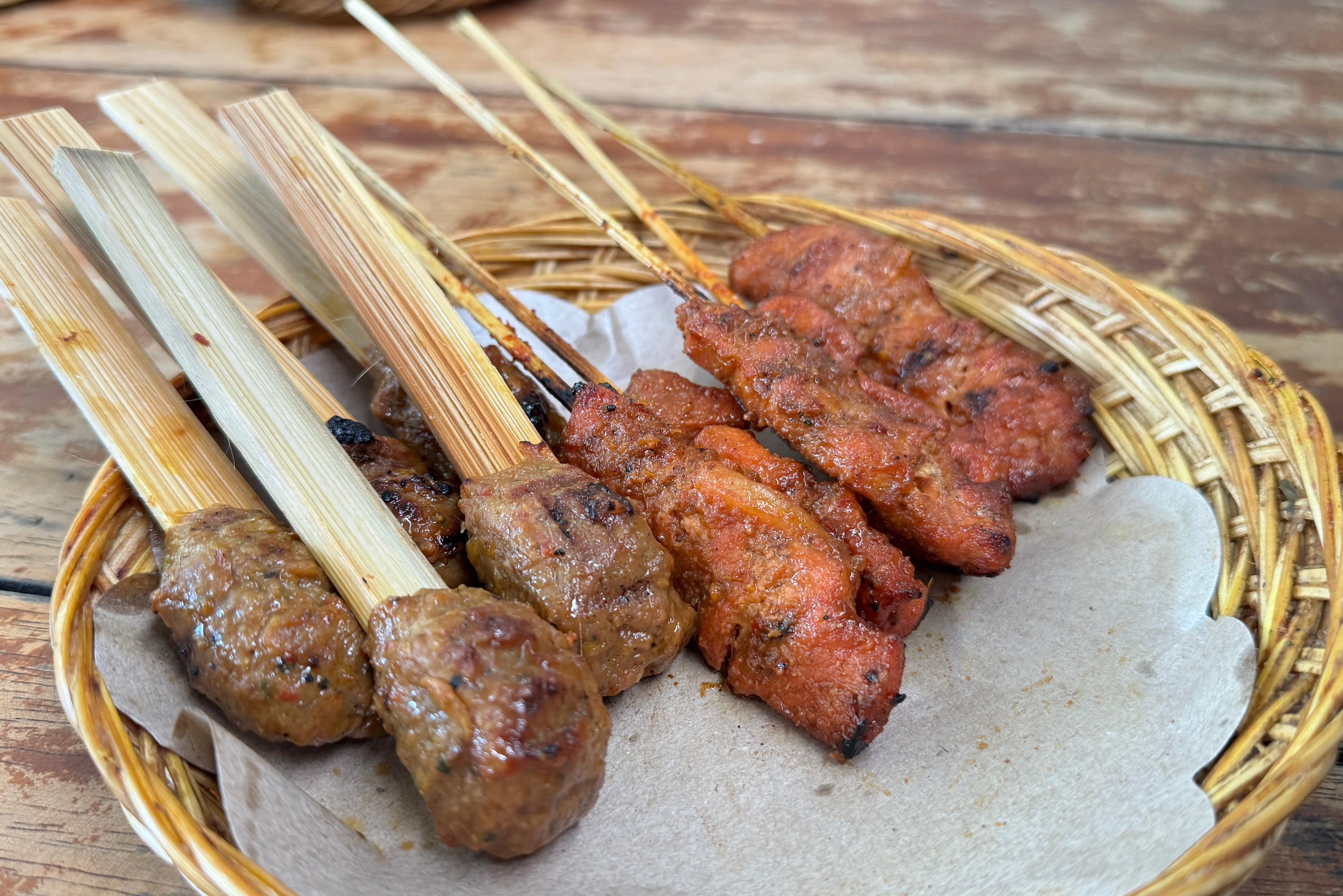 Sate babi tijdens food tour Denpasar op Bali in Indonesie