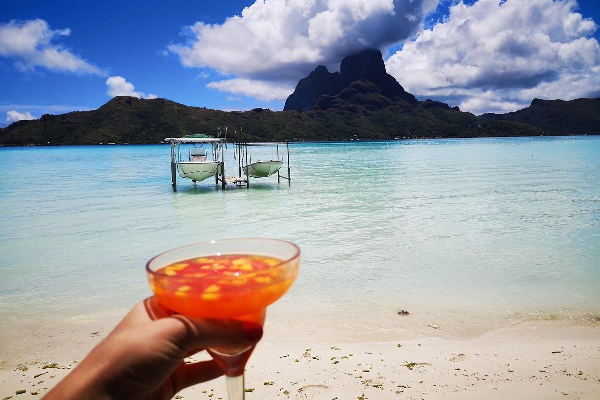 Uitzicht vanaf motu tijdens Bora Bora per Outrigger Kano in Frans-Polynesie