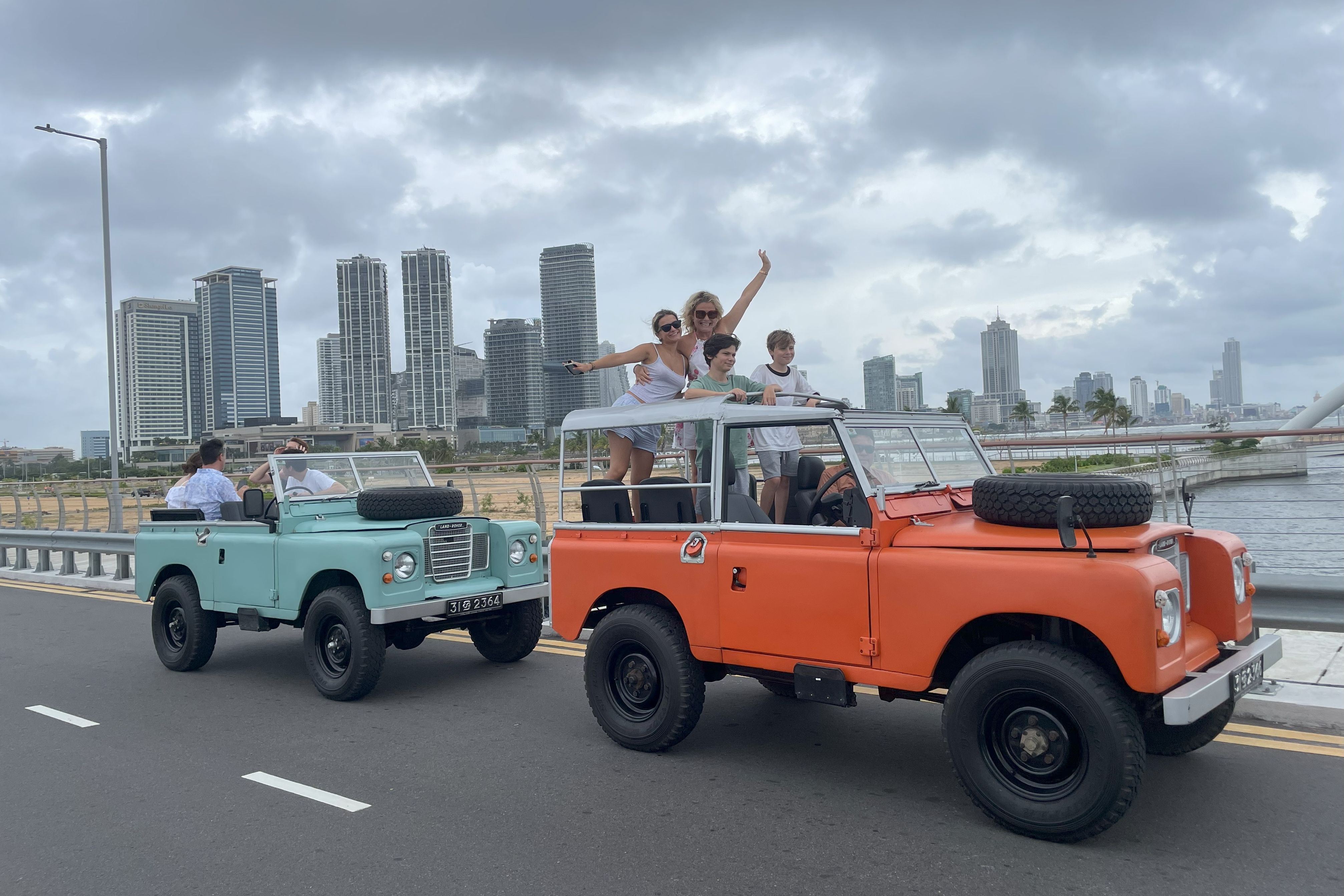 Gezin in Jeep tijdens de tour