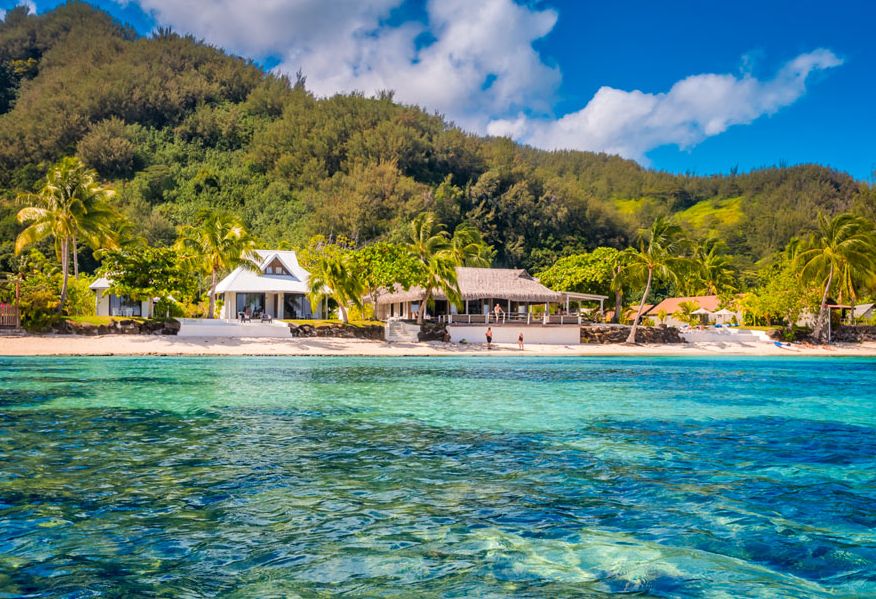 Resort aan het strand en heldere lagune op Moorea in Frans-Polynesie