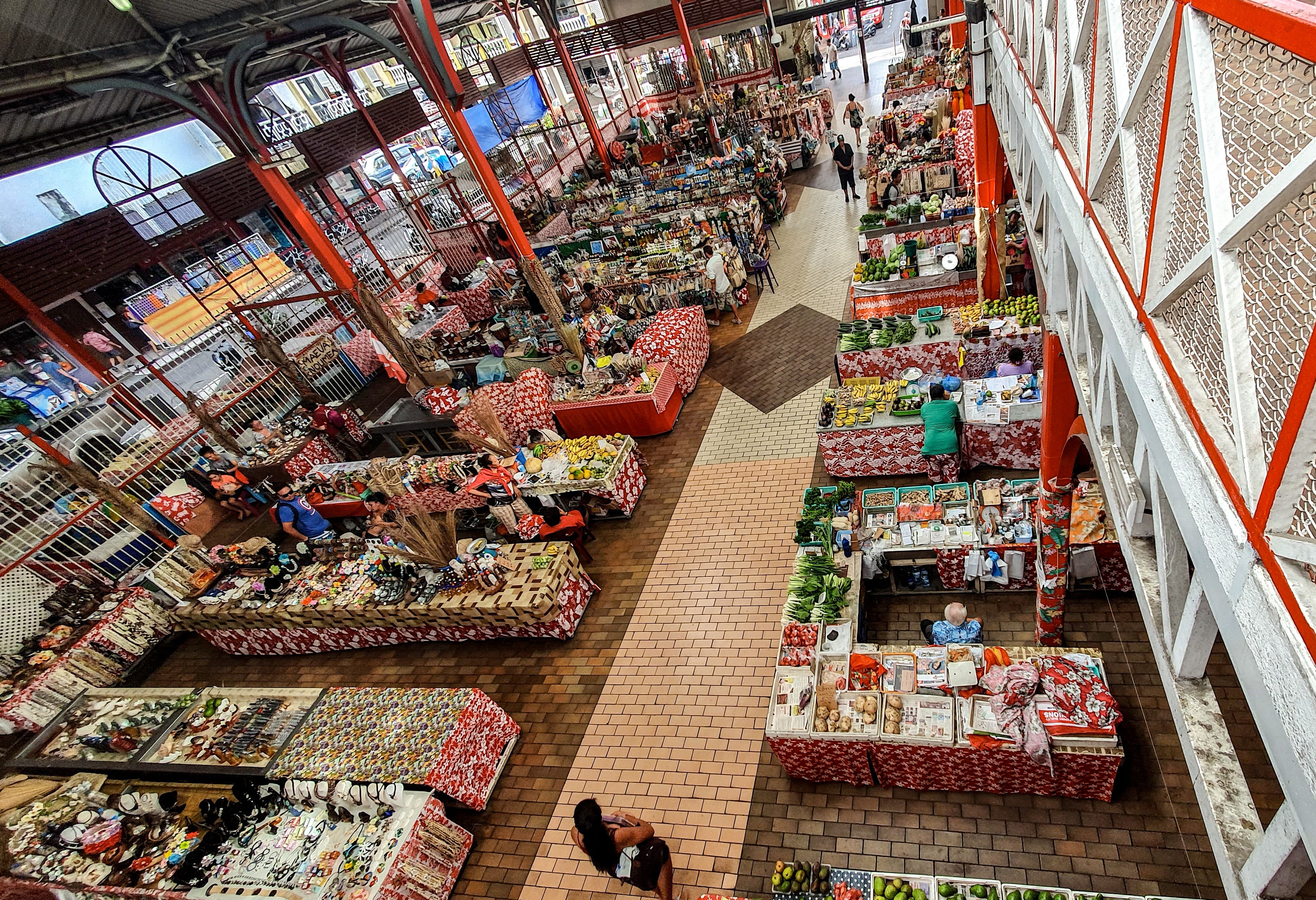 De kleurrijke markt van Papeete op Tahiti in Frans-Polynesie