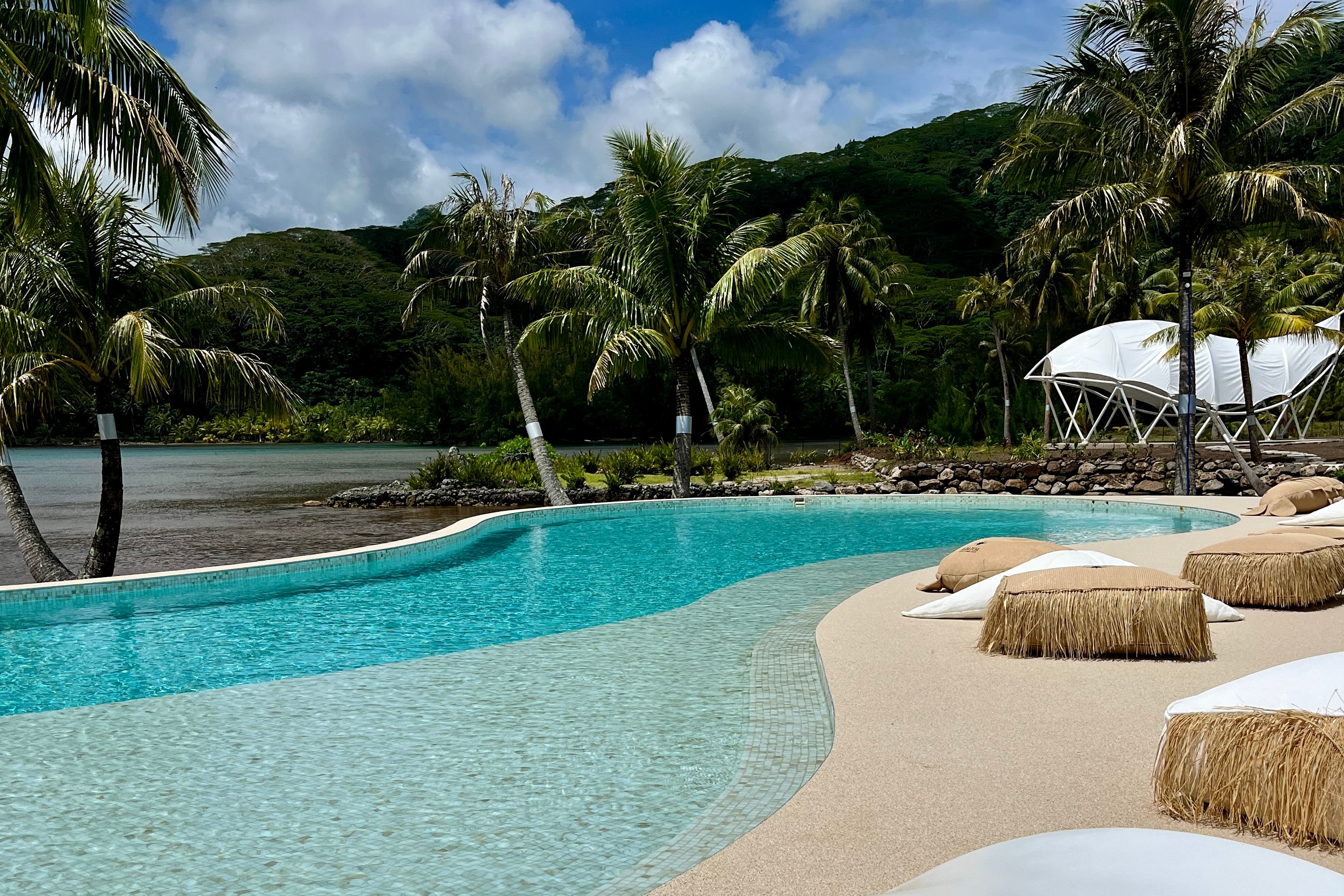 Frans-Polynesie Raiatea Apatoa Beach Garden Village Zwembad