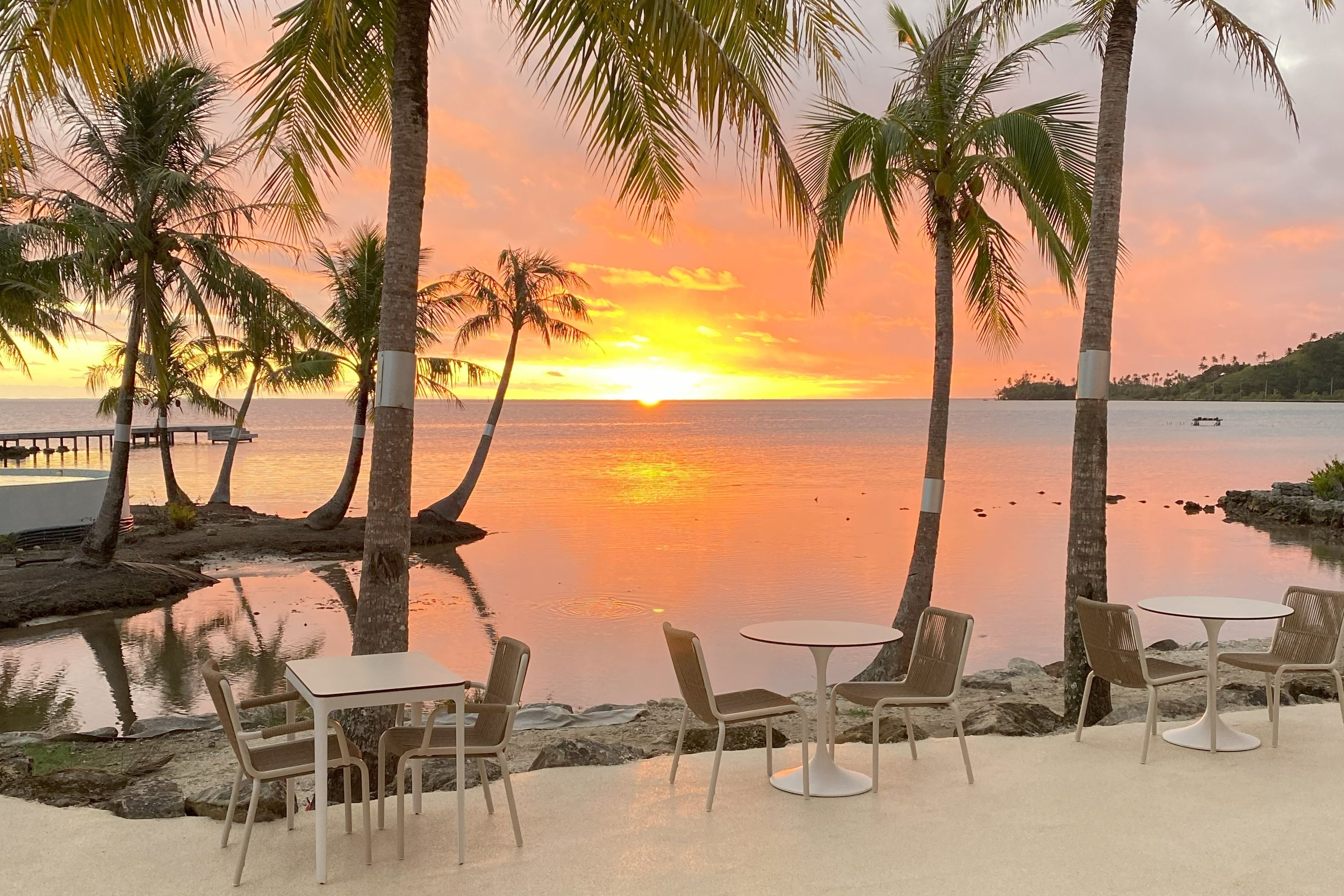 Frans-Polynesie Raiatea Apatoa Beach Garden Village Zonsondergang