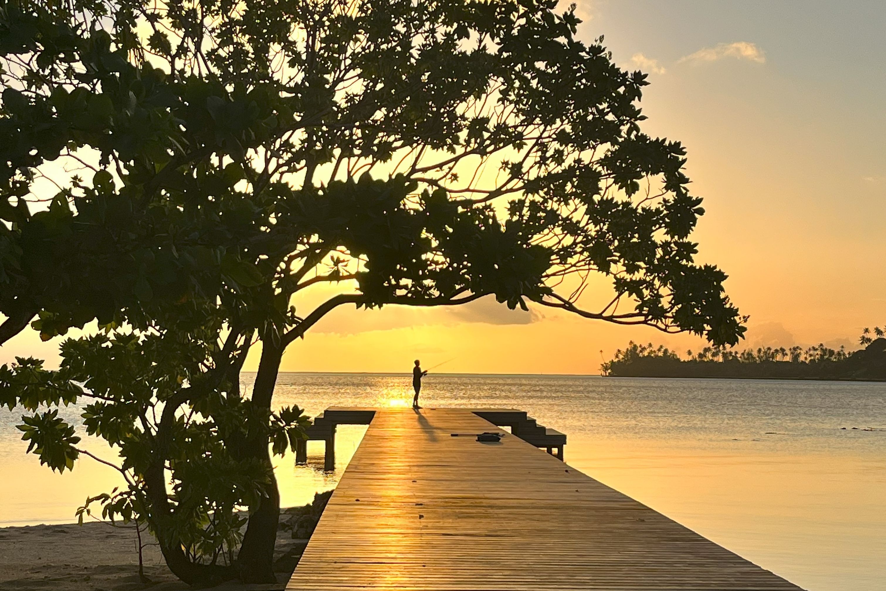 Frans-Polynesie Raiatea Apatoa Beach Garden Village Zonsondergang