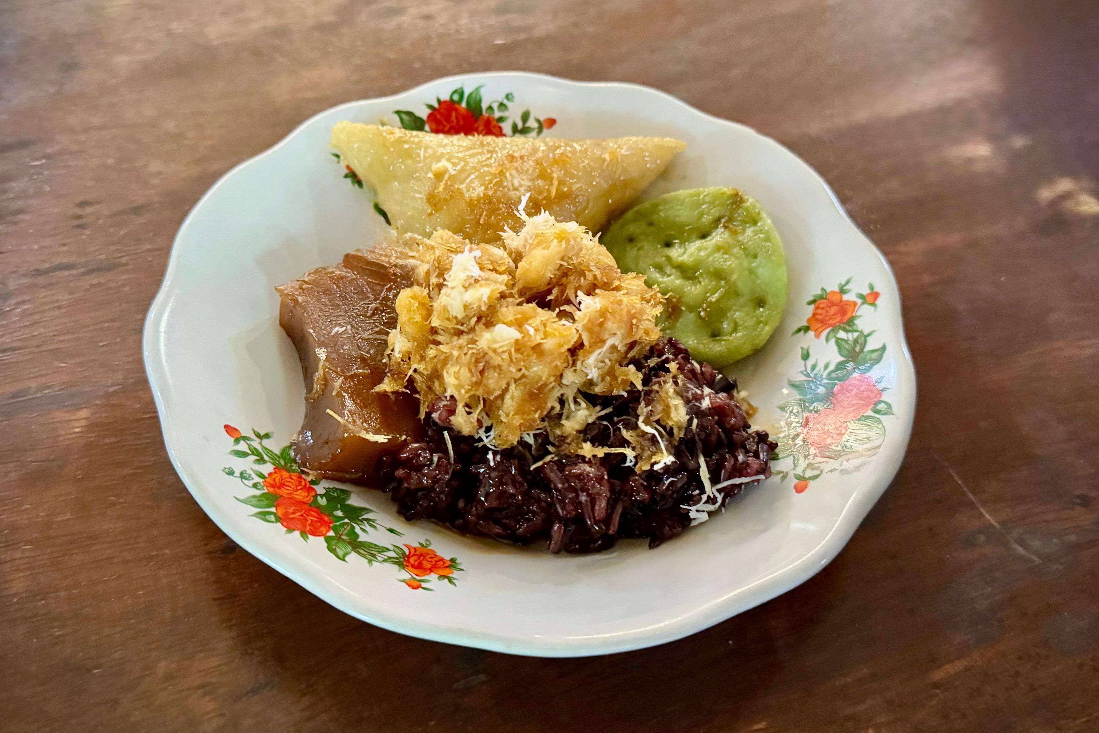 Bordje zoete snacks als dessert tijdens food tour Den Pasar op Bali