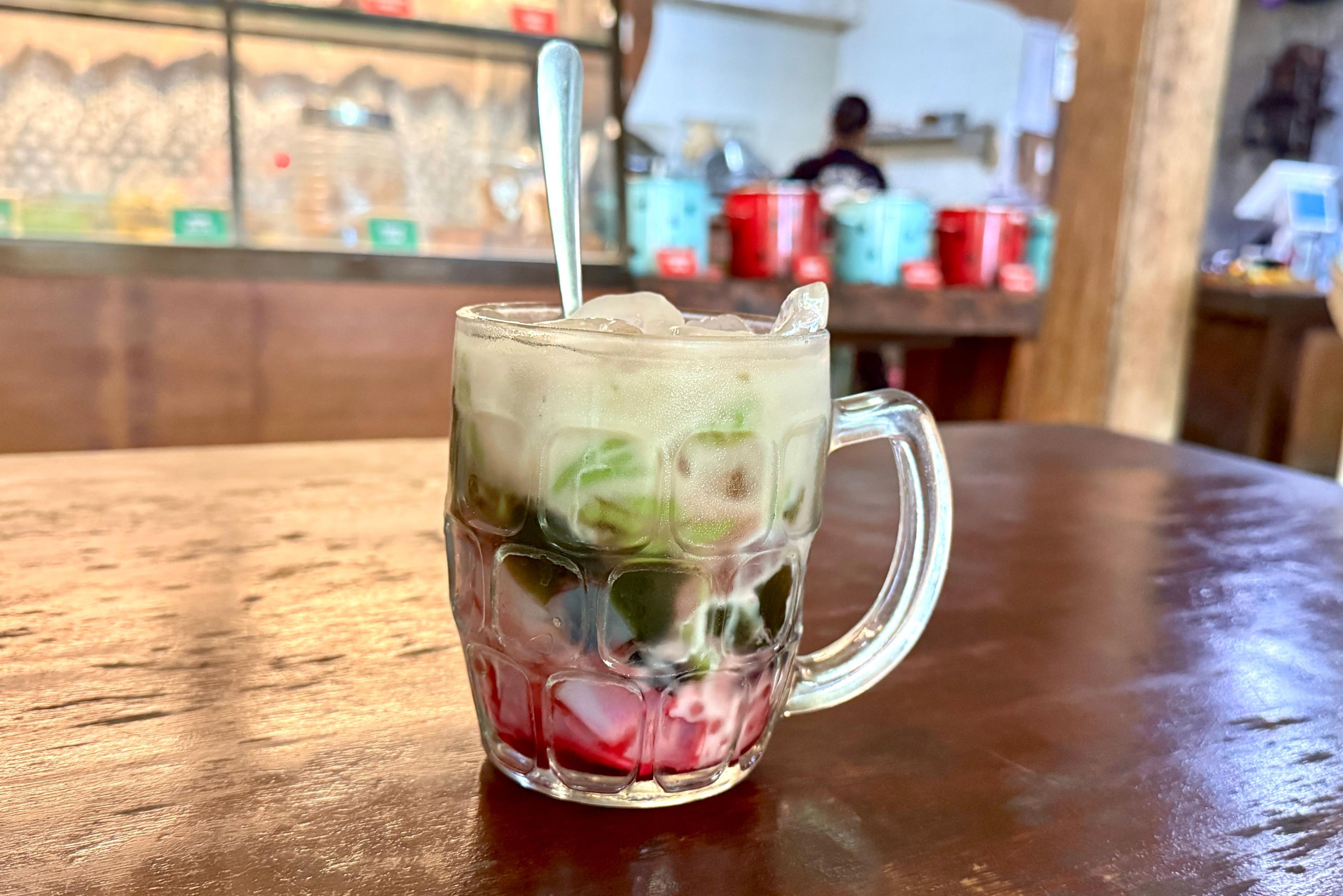 Glas Es Campur tijdens food tour Den Pasar op Bali