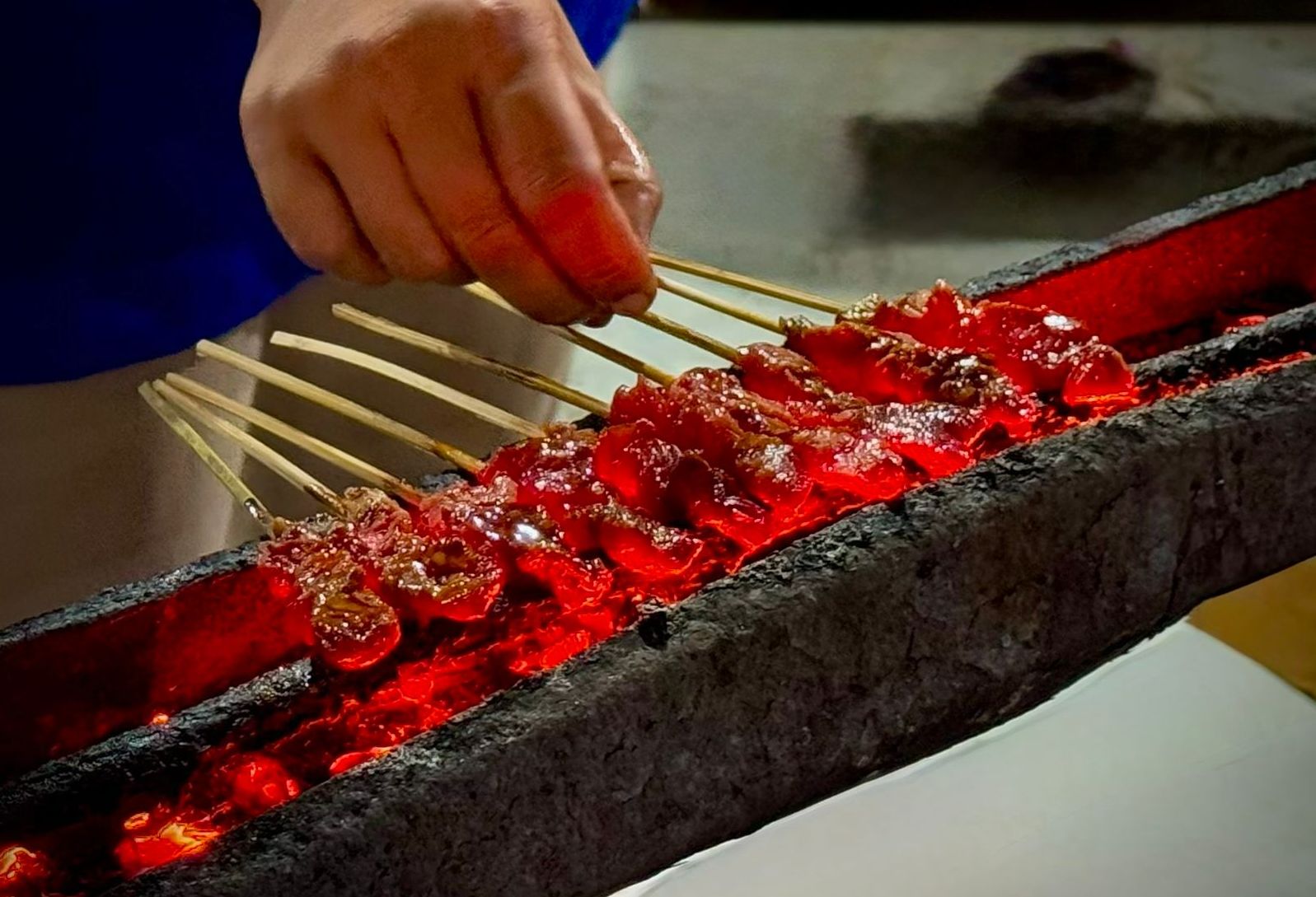 Vers gegrilde sate op de markt in Ubud op Bali