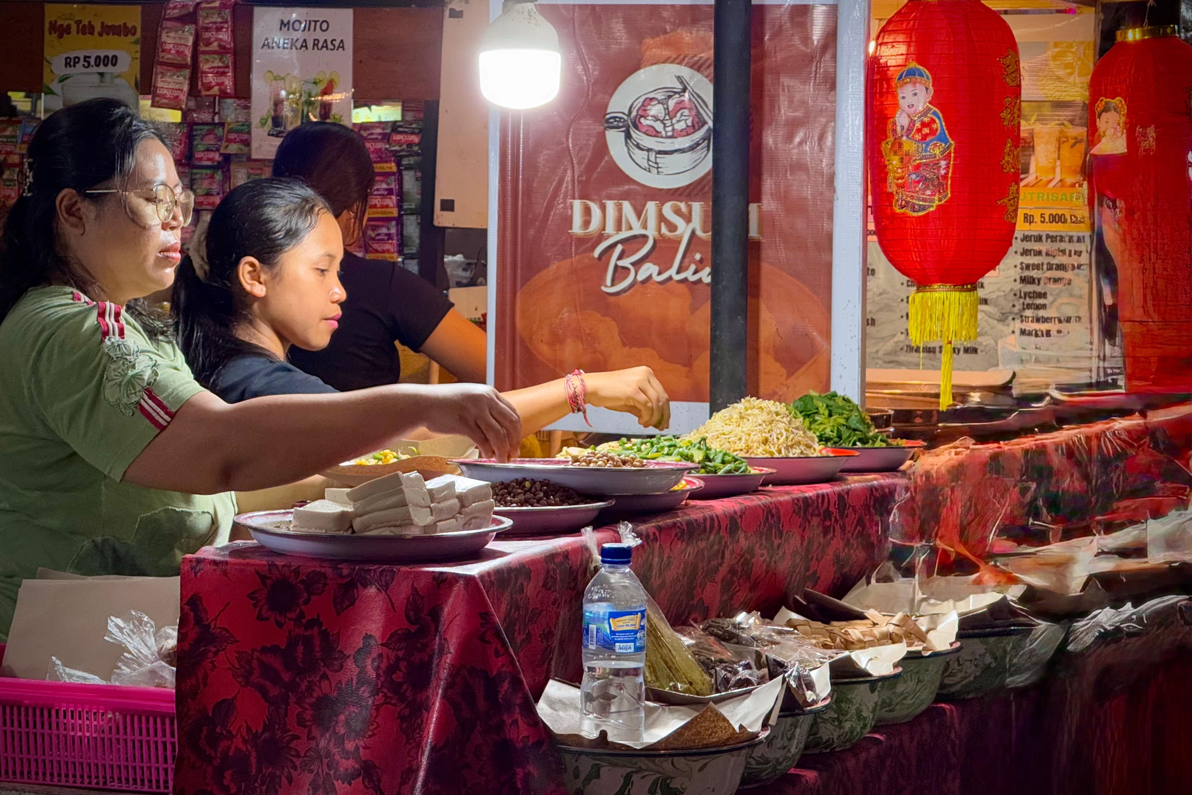 Eetstalletje op avondmarkt in Ubud op Bali