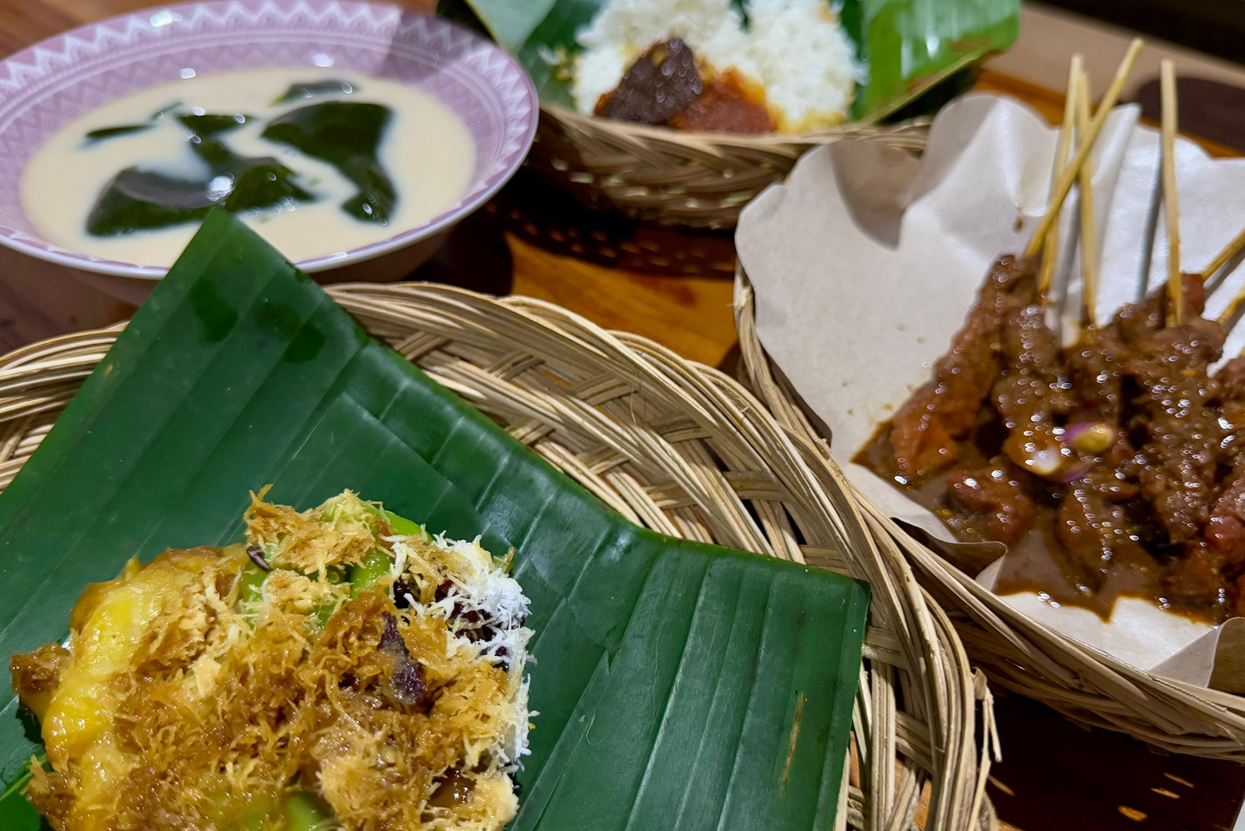 Verschillende streetfood gerechtjes op de avondmarkt in Ubud op Bali