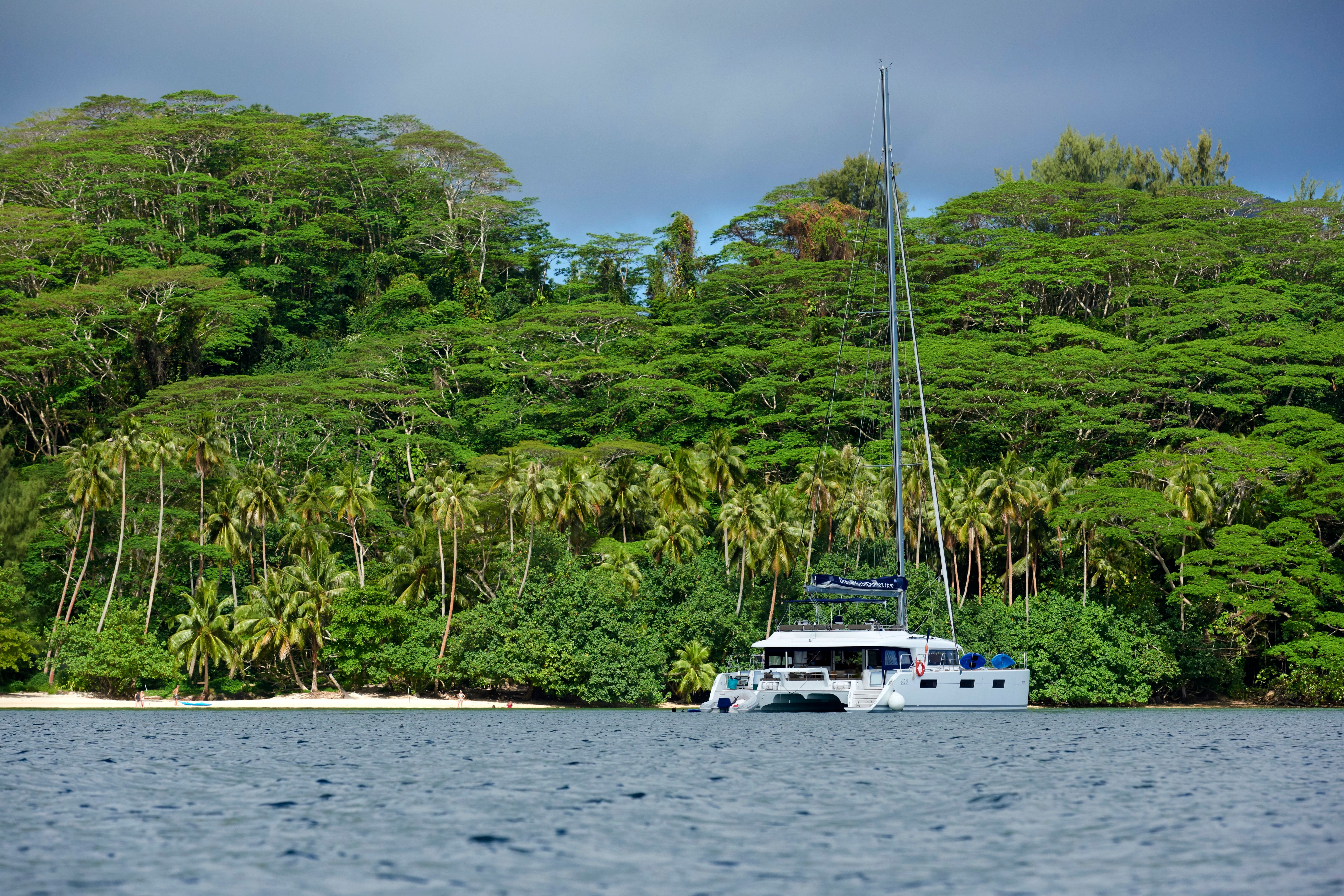 Aanleggen bij een strand bij het groene Raiatea tijdens de cruise in de Society Islands van Frans-Polynesie